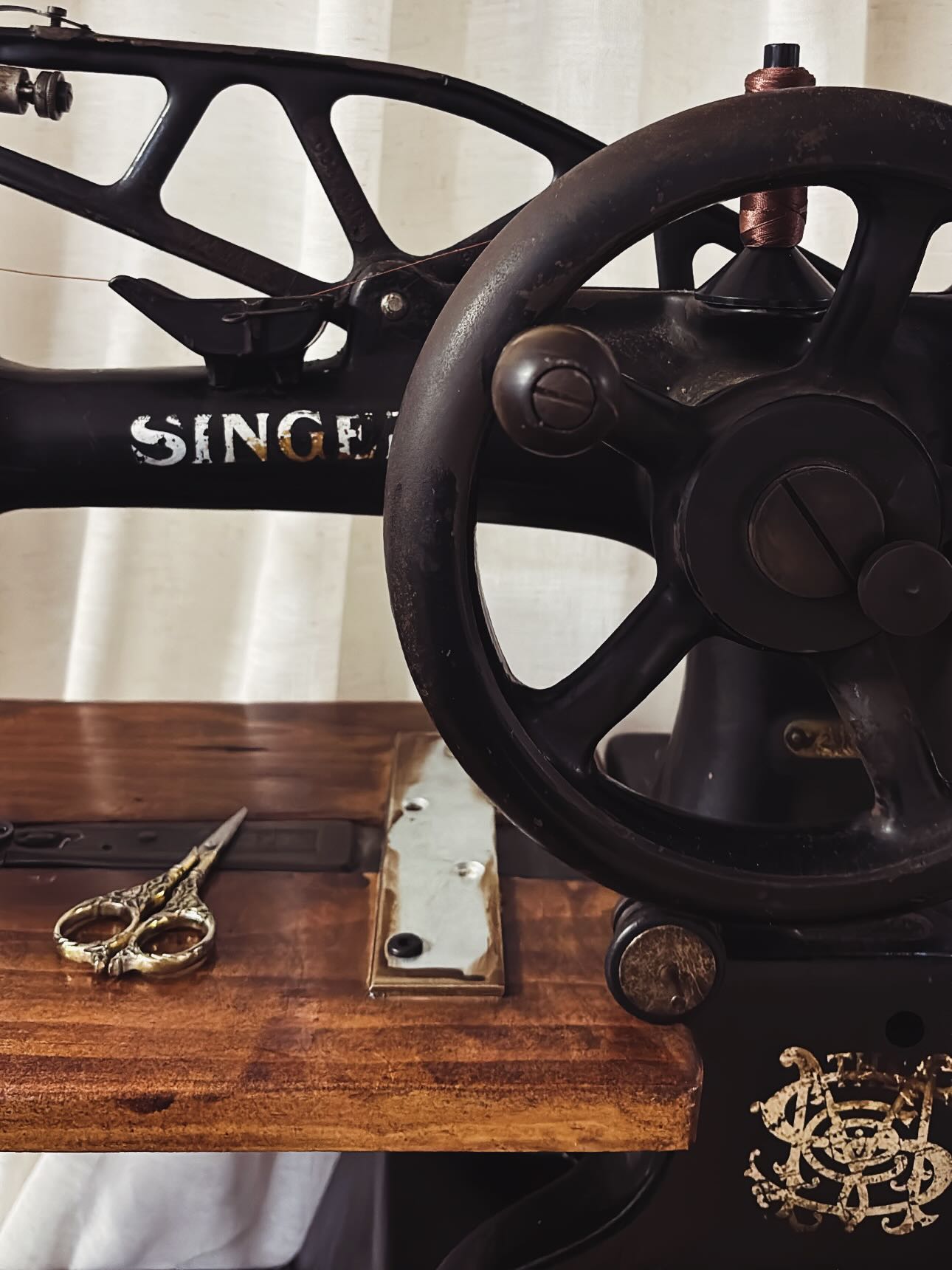Just sat down to stitch a hanging basket and couldn’t help but admire the beauty of old Sally, the Singer. Probably the most beautiful thing I own besides my Bible.
Note: My children are my most beautiful things, but I ,of course, don’t own them 🕊️ 🤲🏼
#singer #vintagesinger #vintagesewingmachine #leathercraft #cobbling