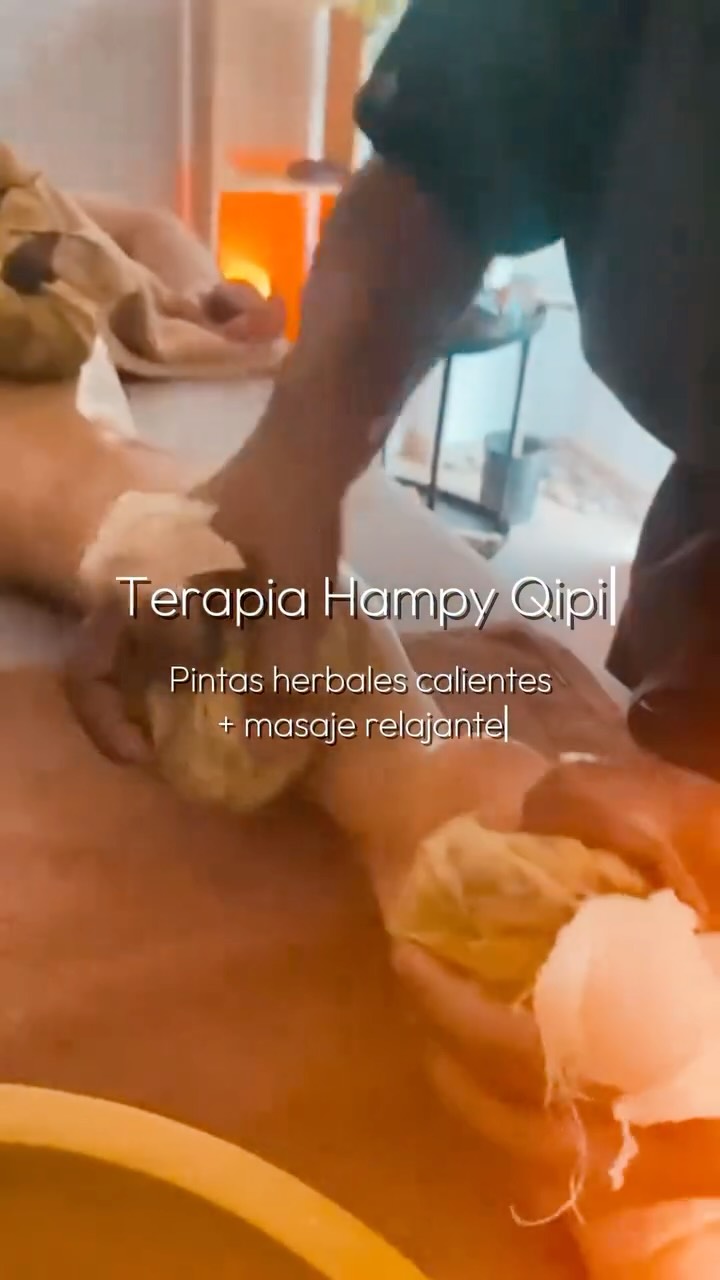 ✨ Terapia Hampy Qipi ✨
Una experiencia de bienestar inspirada en técnicas ancestrales. 🌿
Las pindas herbales son saquitos de tela rellenos con hierbas, especias, semillas y flores que se aplican sobre el cuerpo mediante maniobras de masaje y calor, combinando los beneficios de tradiciones como el Ayurveda y el masaje tailandés.
💆♀️ Beneficios de la Terapia Hampy Qipi:
🪶 Relajación profunda, ayudando a reducir el estrés y la ansiedad.
🪶 Alivio de contracturas, tensiones musculares y molestias articulares.
🪶 Mejora de la circulación sanguínea y del drenaje linfático.
🪶 Sensación de bienestar general y mejor descanso.
🪶 Mayor flexibilidad muscular y movilidad corporal.
🪶 Efecto hidratante y tonificante para la piel al combinarse con aceites esenciales.
🪶 Ayuda a disminuir la inflamación y las molestias reumáticas en algunas personas.
🌱 Regalate un momento para reconectar con tu cuerpo y renovar tu energía.
📍 Te esperamos en nuestra sede de Av. Callao y en nuestra nueva sucursal de Villa del Parque.
📲 Reservá tu turno desde nuestra web, ingresando al link de la bio.
#TerapiaHampyQipi #PindasHerbales #BienestarIntegral #MasajesTerapéuticos #relajacion