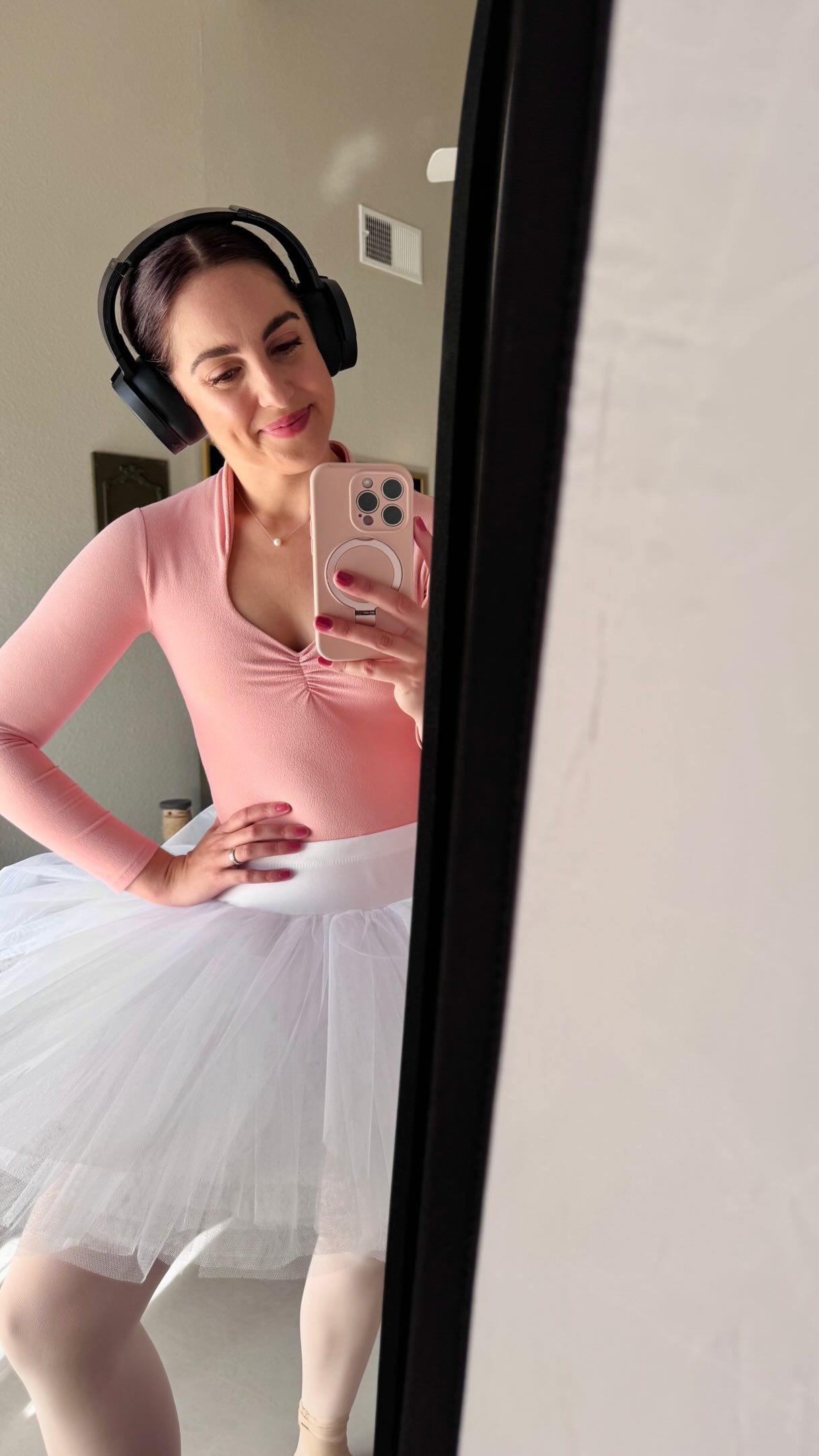 When @thebalancedballerina posted this barre choreo it looked way too fun not to try 🤗 Thank you Ms Georgia — it was good for my soul to let go, have a little fun & remember why I love to dance🩰
Check out her page for the original post 🩷
And, of course, always and only in my @orzabrand slippers — use AFTERCLASS5 for $5 off yours ✨
#adultballet #ballet