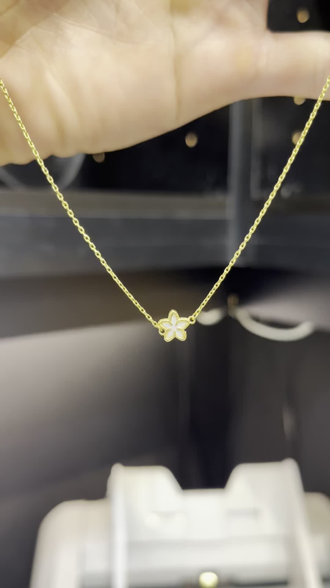 21 k necklace #pendant #giftsforher #gifts #gold #necklace #اريزونا #arabicjewelry #middleeasternjewelry #arabicgold #مجوهرات #21ktgold #ذهب