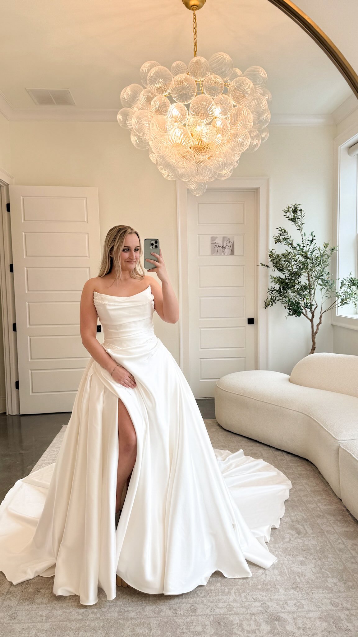 This dress is doing the absolute most... and weāre here for it š
The cat eye neckline. The bow. The pearls. The pockets. The slit. Pick your favorite detail because we genuinely canāt.
Try it on at @senoiabridal š¤
#BallgownBride #CatEyeNeckline #DesignerWeddingDress #ModernBride #SenoiaBridal