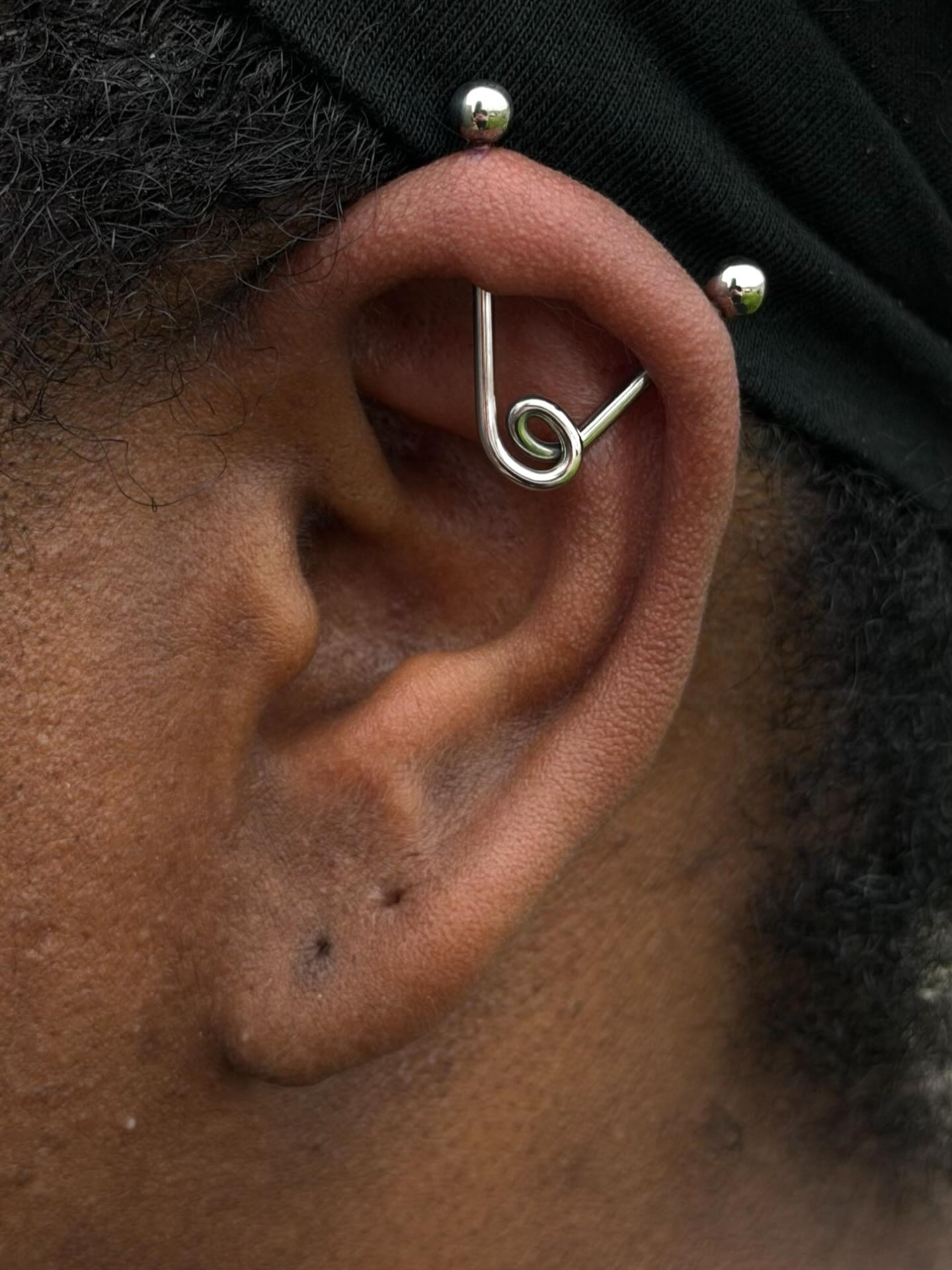 Another gorgeous Custom Industrial by @piercingbyroy ✨✨
#StayTrueBodyPiercing #SafePiercing #APPMember
