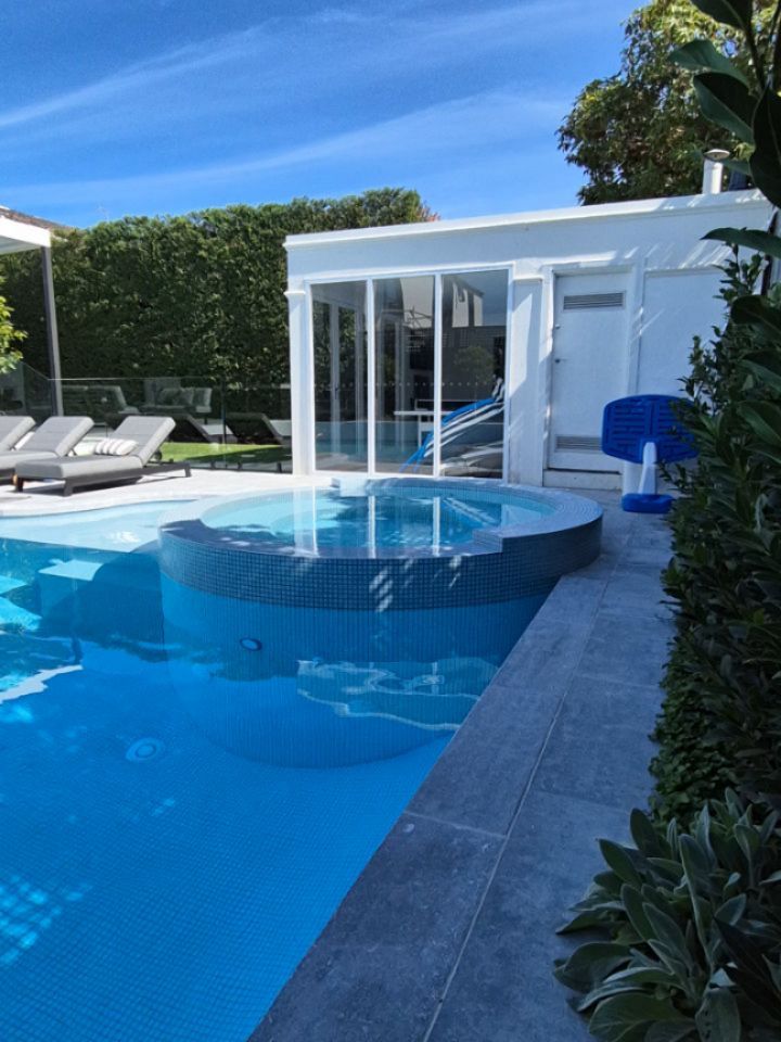 Pool renovations can come with a long list of challenges that quite often make the project unviable from both a builder/client perspective. Seeing this project come from what it was to this incredible oasis was very rewarding for all involved.
Big thankyou to our lovely clients for entrusting us with the build and @complete_landscape_solutions who nailed the landscape design/build
πΎππββοΈ