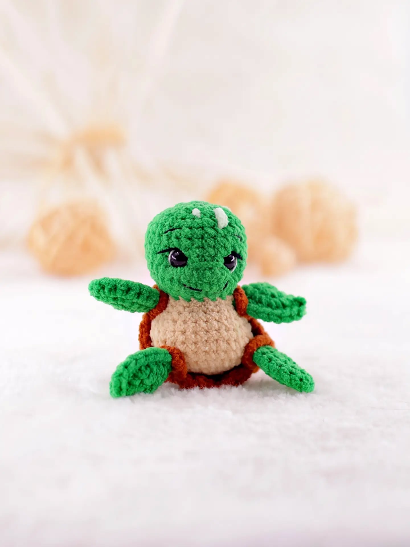 La reprise du crochet avec plein de tortues 🐢
La motivation et le temps pour le crochet avaient un peu disparus en début d'année, mais ils sont revenus lorsque je me suis lancée sur ce mini projet plaisir 😍
Rapide à réaliser, avec du fil chenille en plus tout doux à travailler, c'était exactement ce qu'il me fallait. Je vous montre d'abord la version mini en Scheepjes Little Darling, la version plus grande en Ricorumi Chenillove sera pour demain ou lundi 🤗
J'espère aussi vous faire pendant le week-end un article sur comment retrouver son crojo 🧶
•
Getting back into crocheting with lots of turtles 🐢
My motivation and time for crocheting had kind of faded at the start of the year, but they came back when I started this fun little project 😍
Quick to make, with chenille yarn that’s super soft to work with—it was exactly what I needed. I’ll show you the mini version in Scheepjes Little Darling first; the larger version in Ricorumi Chenillove will be up tomorrow or Monday 🤗
I also hope to write a post over the weekend on how to get your crochet mojo back 🧶
•
Yarn / fil / Wolle : @Scheepjes Little Darling
Pattern / patron : @chirka_toys
•
🦦 Tout le matériel est dispo dans la mercerie suisse en ligne Made by Zazie, spécialisée crochet, amigurumi
🦦 Das gesamte Material findet ihr im Schweizer Online-Kurzwarengeschäft Made by Zazie spezialisiert auf Häkeln, Amigurumi
•
#Amigurumi #MercerieSuisse #MadeByZazie