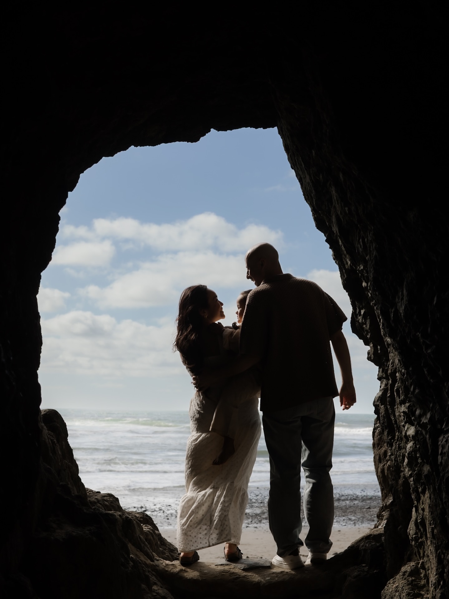 Such a fun family session at Tunnel Beach!
Climbing through sea caves, chasing waves, and keeping up with a very determined 4-year-old.
The Oregon Coast doesnโt always give us perfect weather, but it almost always gives us something beautiful. In just 30 minutes, we explored the beach, played in the sand, and created a gallery full of the moments that matter most.
Family photos donโt have to be structured or complicated. Sometimes they look like holding hands, running toward the ocean, and letting kids be exactly who they are.
Tunnel Beach โข Oceanside, Oregon