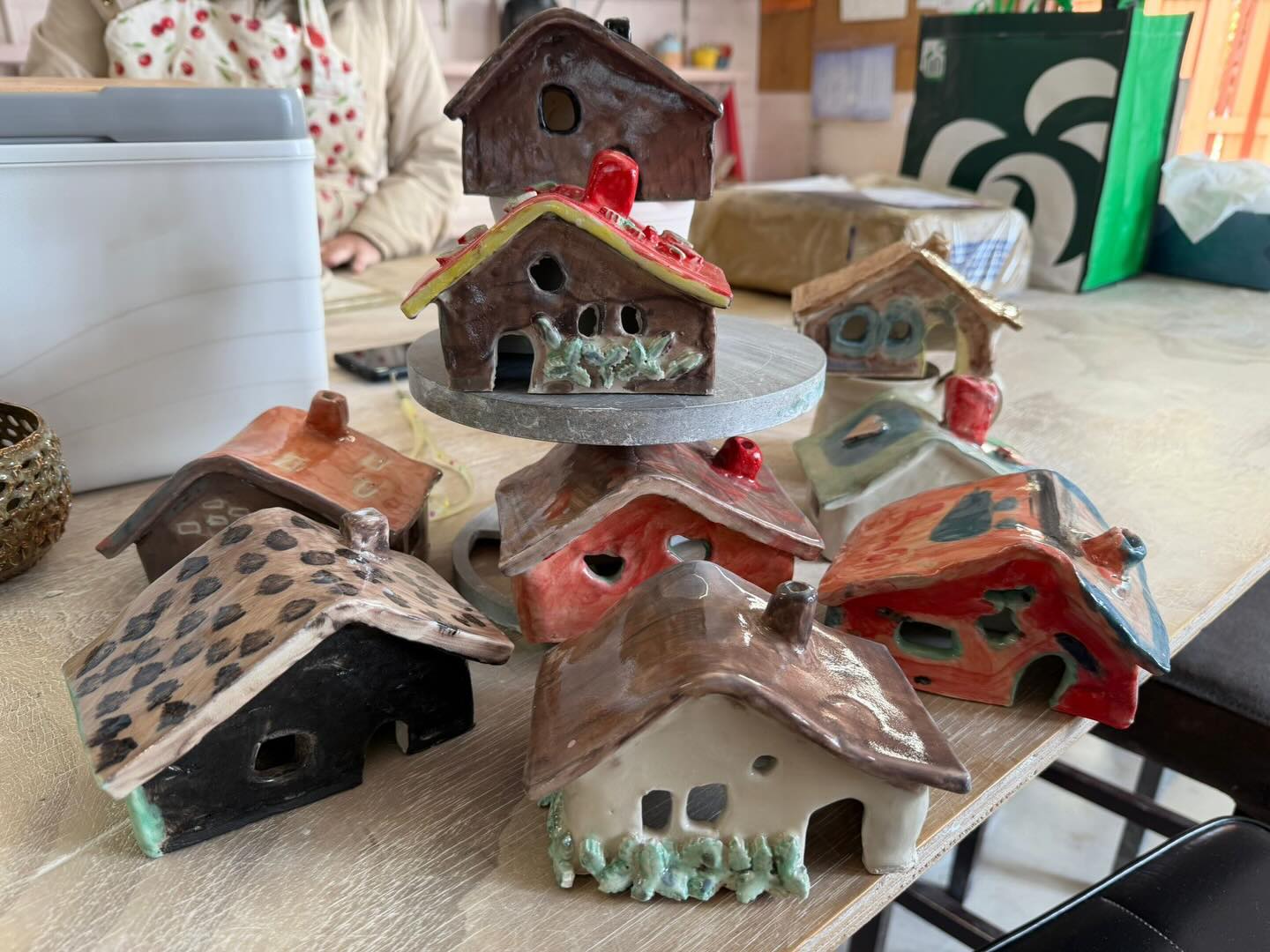 The finished pieces from our latest Greenlands School workshops are such a joy to see. 😍 Each little house is completely unique, full of character and creativity.
These sessions are made possible by our incredible volunteers, who generously share their time and skills to support creativity and make art accessible to everyone. Thank you for donating your time and knowledge.✨
.
#stanthorpepotteryclub #kidsceramicsclass #localart #granitebeltartists