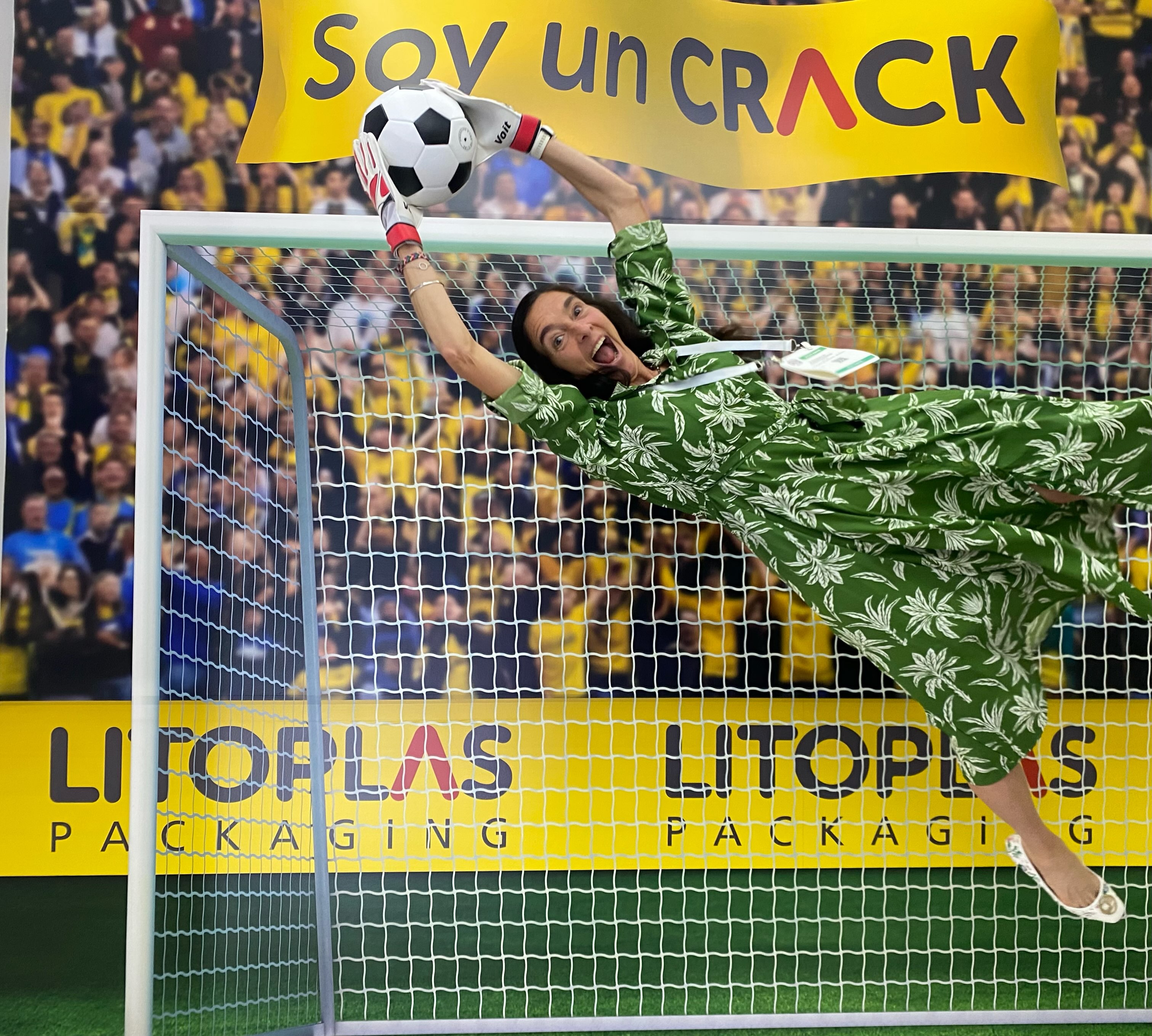 ¿Qué tan buenos son tus reflejos? 🧤⚡️ Ven al stand de Litoplas, ponte los guantes y demuestra que eres un portero de primera en nuestra zona de juego. ¡Sácate la foto oficial y comparte tu pasión futbolera! ⚽️🥅 ¡Te estamos esperando!