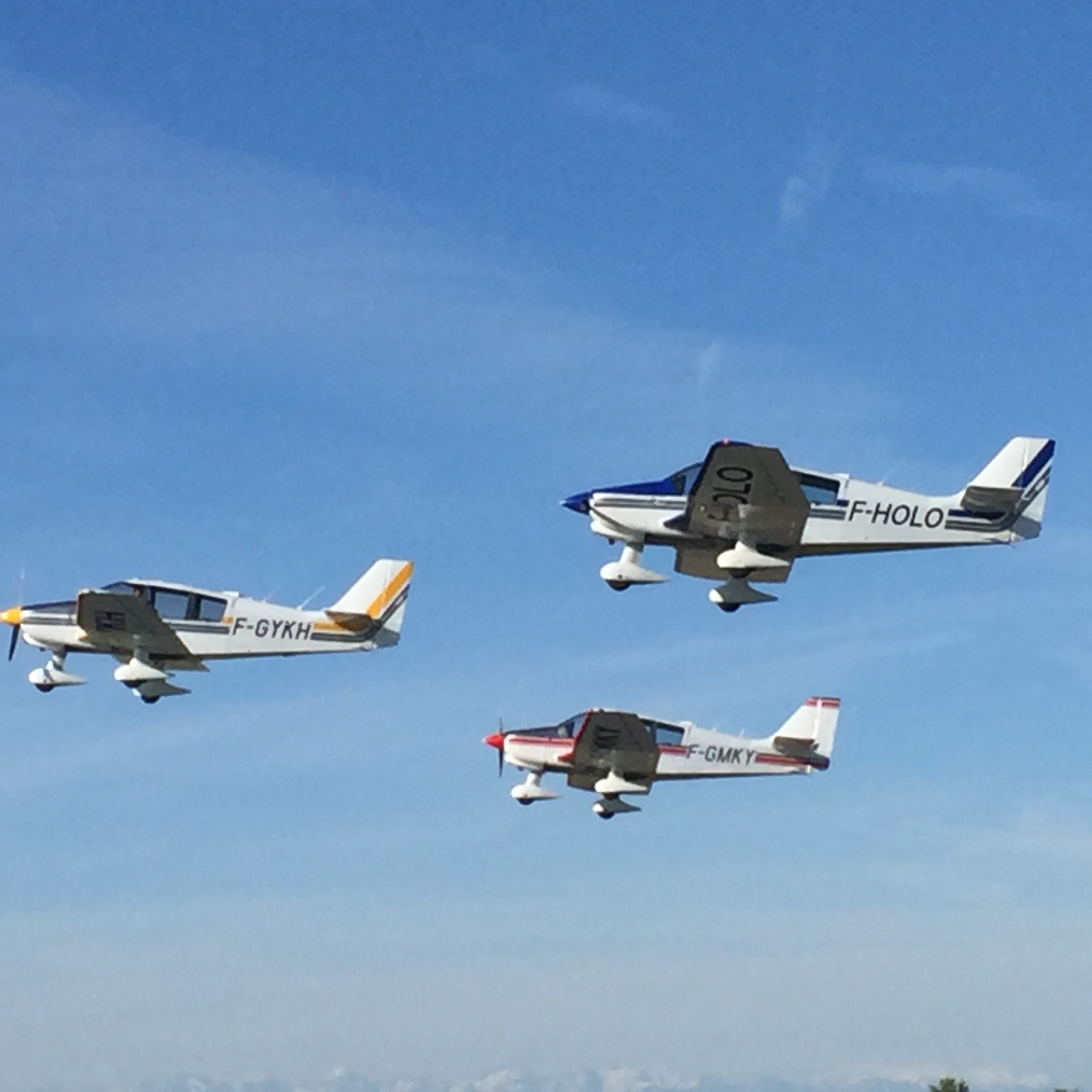 la patrouille ADERBOYS, ainsi nommée par un contrôleur de Muret, à l'époque où l'aéroclub CLEMENT ADER avait 2 Régents ; le KY est parti à l'aéroclub AIR FRANCE