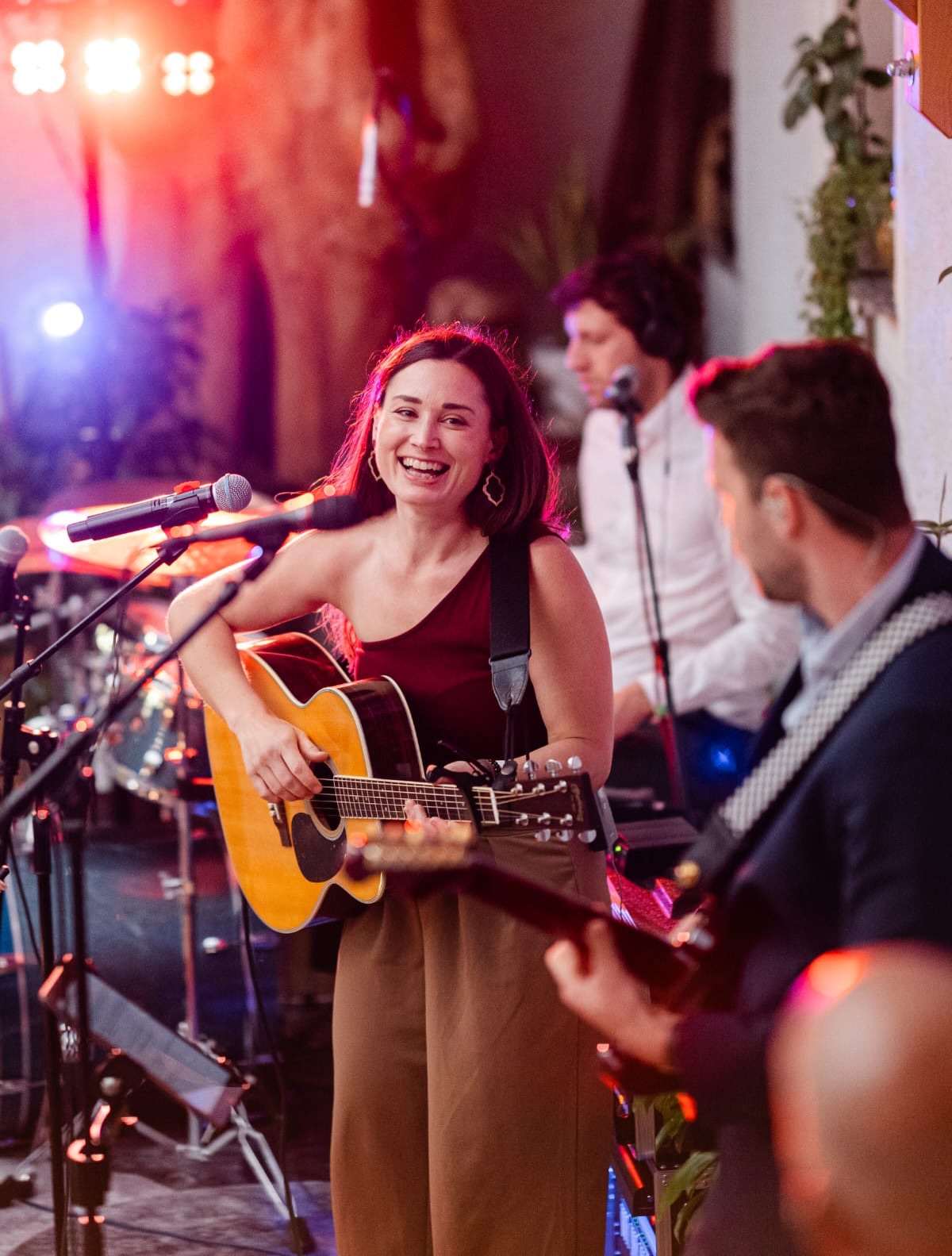 WHAT AN NIGHT mit meinen @fluchtachterlmusic 🫶 Wir sind mittendrin im Saison-Marathon. Und folgendes Feedback von dieser Hochzeit mit großartiger Stimmung wollt ich euch nicht vorenthalten (siehe Slide 4 🥹❤️). Daaanke an @reinhold_strasser für die schönen Fotos 🤩