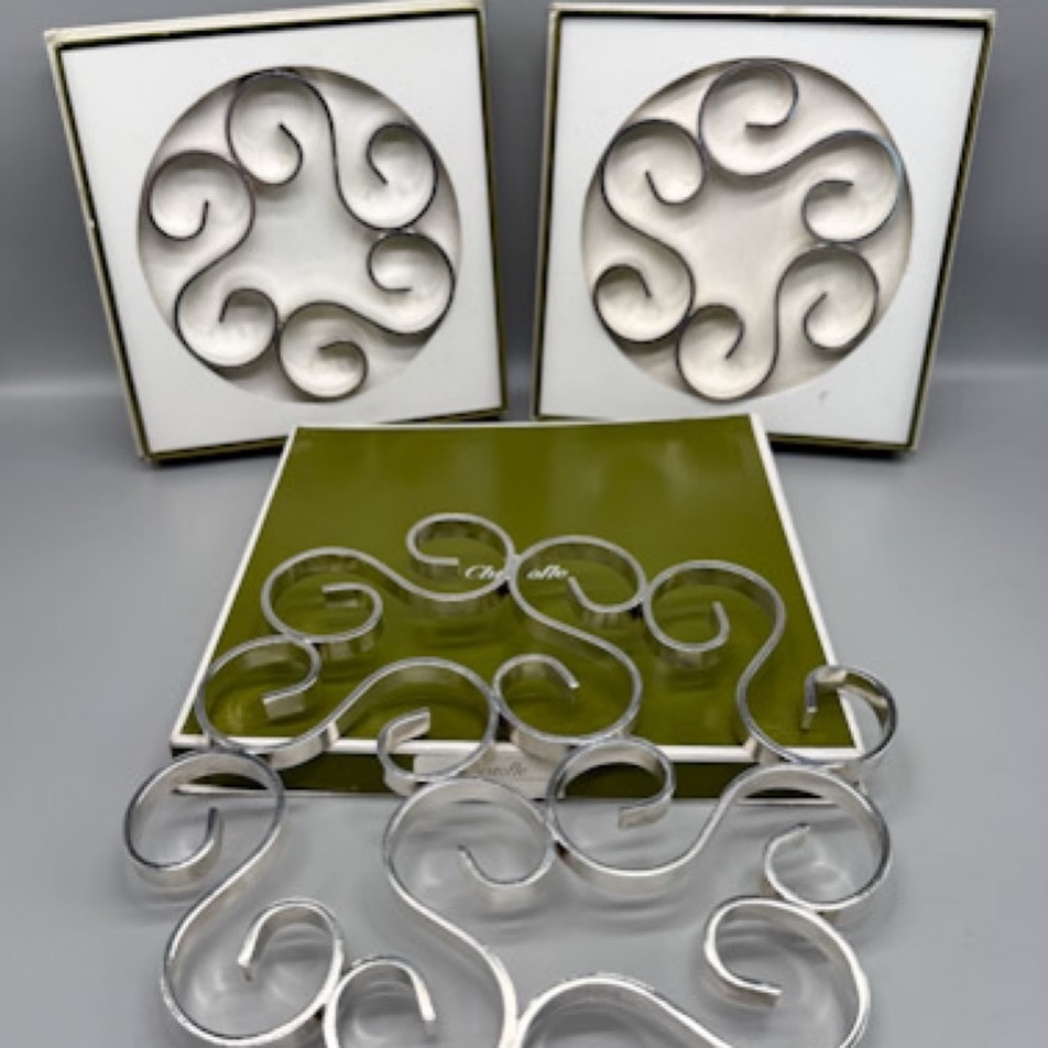 Christofle set de table en métal argenté .
Modèle Rosace
Dessous de plat 21x21 cm
Paire de dessous de carafe Ø 14 cm
Très bel état pour ce set , brillance .
Poinçons Christofle
Ce modèle n’est plus produit par la maison Christofle.
🛒 prix et disponibilité dans la boutique en ligne.
#christofle #argenterie #dessousdeplat #artdelatable