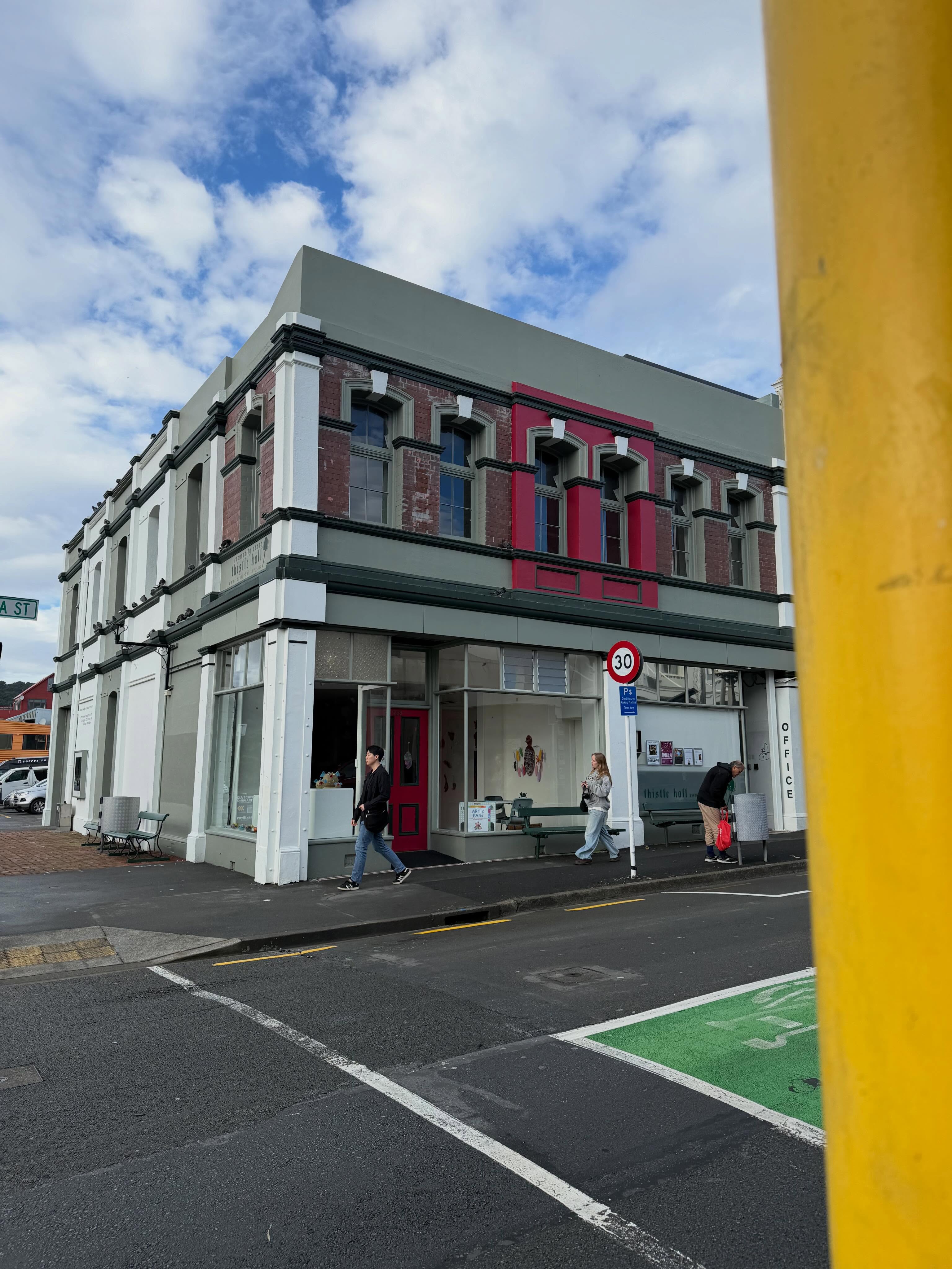 Last couple of days to come see me at “Art & Pain”. The sun is out and I’d love to see you here. #artandpain #migrainefoundationaotearoanz #thistlehallgallery