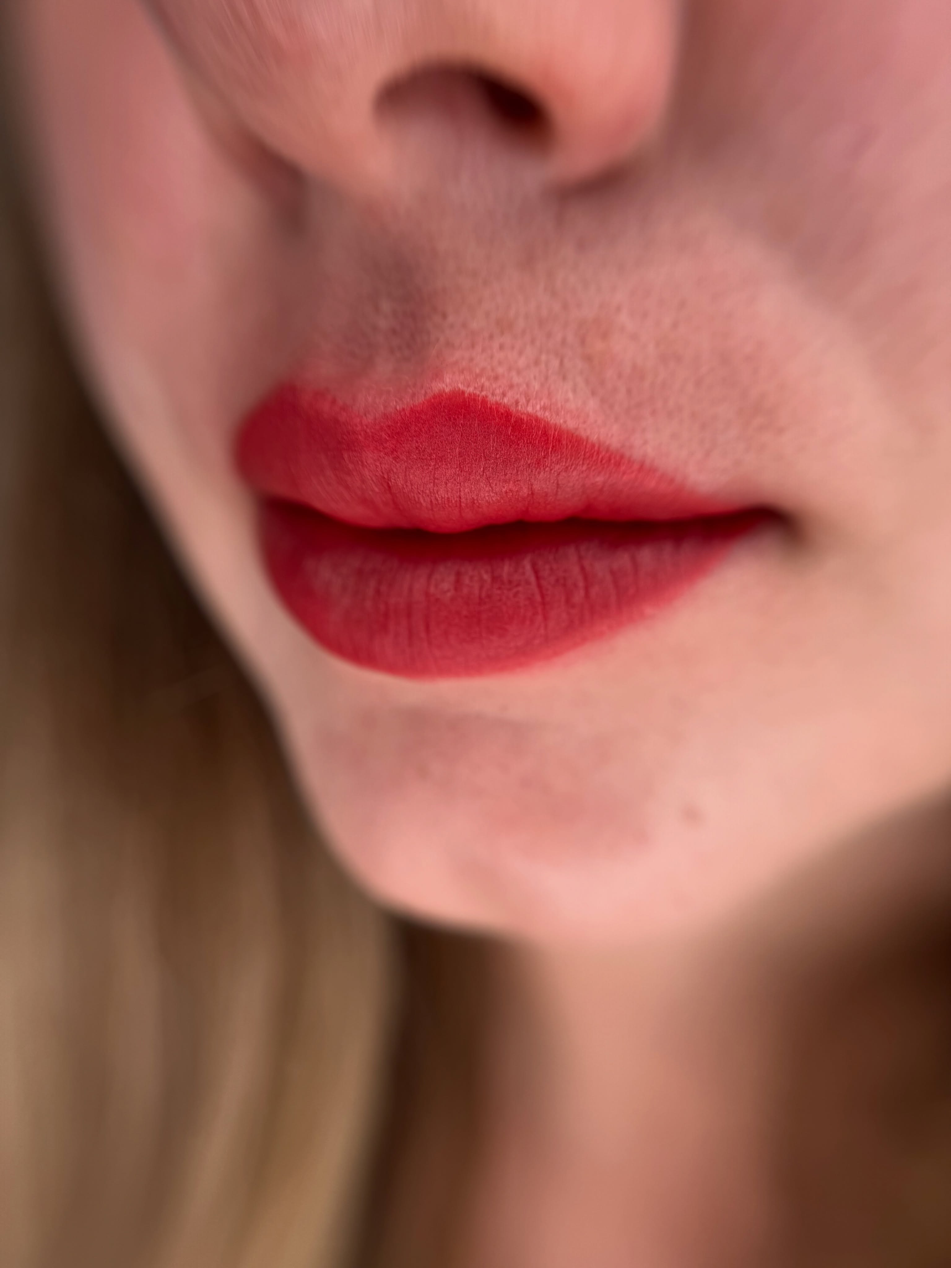 Realtalk 👄🤫
Der Trend geht zurück zur Natürlichkeit! Extrem aufgespritzte Lippen, gehören der Vergangenheit an.
Die natürliche Alternative ist eine Lippenpigmentierung💞
Mit einer Pigmentierung betonen wir die Lippen so natürlich, dass sie automatisch voller wirken. Denn den meisten fehlt an der Kontur einfach nur das Lippen Pigment. Mit einer Pigmentierung können wir diese 1-2 mm wieder auffüllen. Diese paar mm machen einen großen Unterschied aus und meine Kundinnen können sich über natürliche, voluminösere und strahlende Lippen erfreuen 🤗
Nach der Pigmentierung sehen die Lippen immer etwas knalliger aus. Doch nach ein paar Tagen sieht man, wie natürlich die Farbe aussieht 😍 Das Ergebnis siehst du bald in einem weiteren Beitrag 😇
Möchtest du auch volle Lippen, ohne Filler? Einen natürlichen Look, ohne künstlich auszusehen? Dann lass dich gerne von mir beraten 🫶🏽🫦
Vereinbare einen unverbindlichen und kostenlosen Beratungstermin.
Du erreichst mich jederzeit per WhatsApp 📩 unter der 📲0175 6871073
____________________________________________
📍Kurt-Schumacher-Ring 89, 63303 Dreieich
____________________________________________
#permanetmakeup #permanentmakeupfrankfurt #pmulips #utopiapigment #lippenpigmentierung