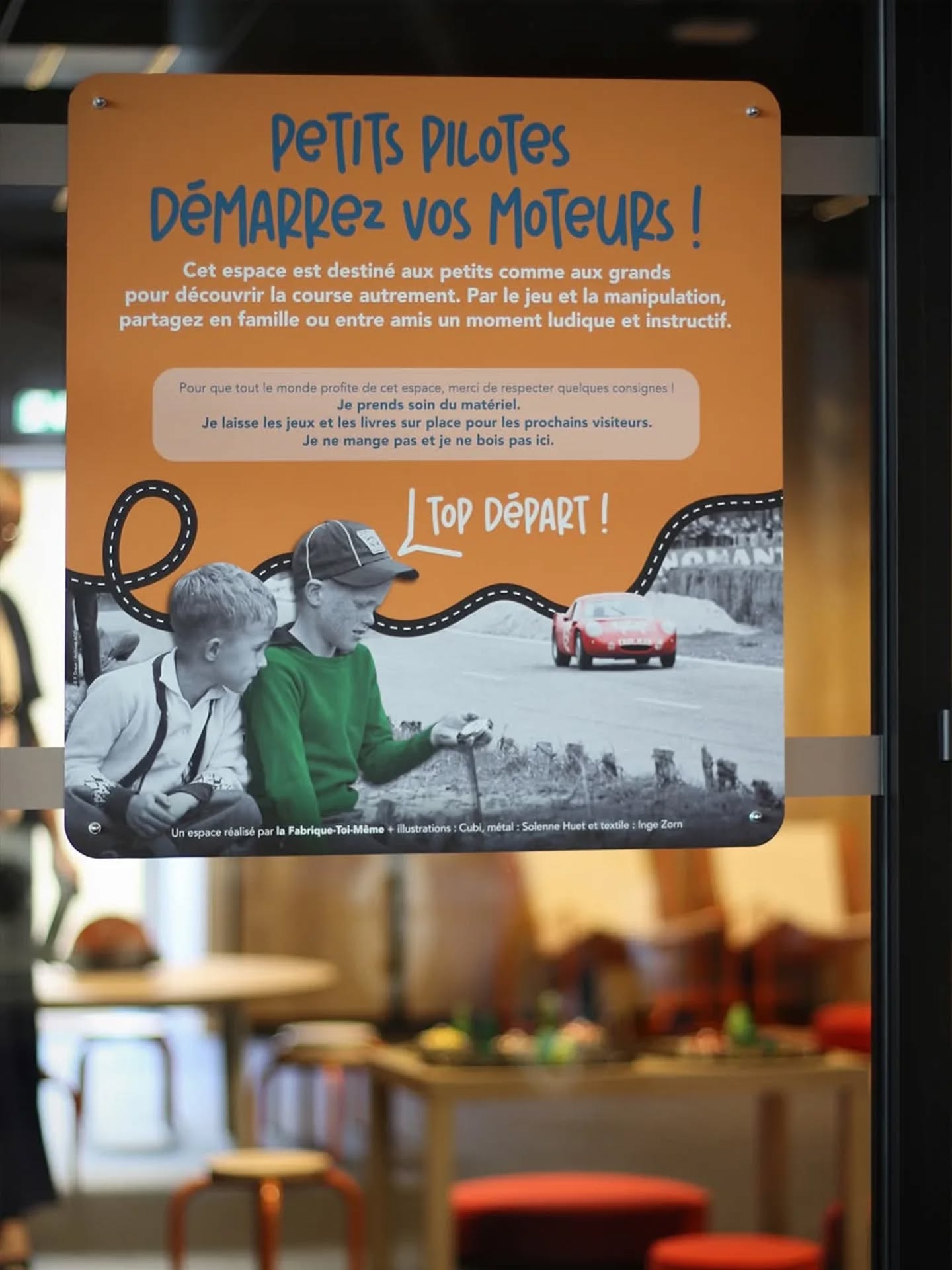 ⏱️ CHRONO SERRÉ, DÉFI RELEVÉ !
Sur la grille de départ, le défi était de taille pour réaliser la scénographie de la salle dédiée au jeune public pour le @musee24h - Musée du Sport Automobile (nouveau Musée des 24 Heures du Mans) 🏁
>>> Notre mission ?
🛠️ Aménager 70 m² 100% modulables (et sur roulettes !) pour faire découvrir l'univers de la célèbre course d'endurance à travers le jeu et l'expérimentation.
Les modules sont montés sur roulettes pour pouvoir transformer l'espace en un clin d’œil selon les besoins du musée.
🏎️💨 Passe-têtes, jeux de plateaux, circuit à construire, espace bibliothèque, fauteuils, poufs…
... et une mini voiture de course unique au monde pour jouer à conduire ou à changer les roues, ouvrir le capot pour inspecter le moteur, faire le plein d’essence !
🤝 Un grand merci à Romane Douet et Judith Giorgi de l'équipe de médiation du musée pour leur confiance et leur réactivité digne d’une Formule 1
....
Un projet réalisé par La Fabrique Toi-Même 🟰 @emilieblabla_graphiste et reine de la découpeuse laser, à la direction artistique ➕ @christelleloubriat médiatrice culturelle, accompagne la conception des contenus et des expériences de visite.
Et une écurie de compet’ réunie spécialement pour l’occasion :
⚙️ @solennehuet – Ferronnière qui n’a peur de rien !
✏️ @cubi_boumclap – Illustrateur de talent
🧵 @ingezorn – Costumière plasticienne
🚛 Avec le renfort précieux de Bertrand Bachala, pilote d’endurance de véhicule long !
Alors @lewishamilton, vous validez ? 😄
Et vous, si vous aviez 8 ans, votre premier réflexe ce serait de prendre le volant ou de tenter le record du changement de pneus ? 🛠️👇
#lafabriquetoimeme #museedes24heures #M24 #24hdumans #pitstop coursedendurance scenographie jeunepublic lemans