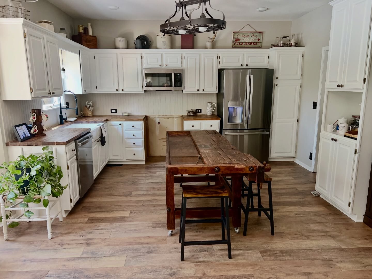 Now that mostly everything is back in its place, it’s time for the full reveal.
A fresh cabinet color completely transformed this kitchen, making it feel brighter, cleaner, and more updated while keeping all the character that was already there.
Swipe to see where it started ➡️