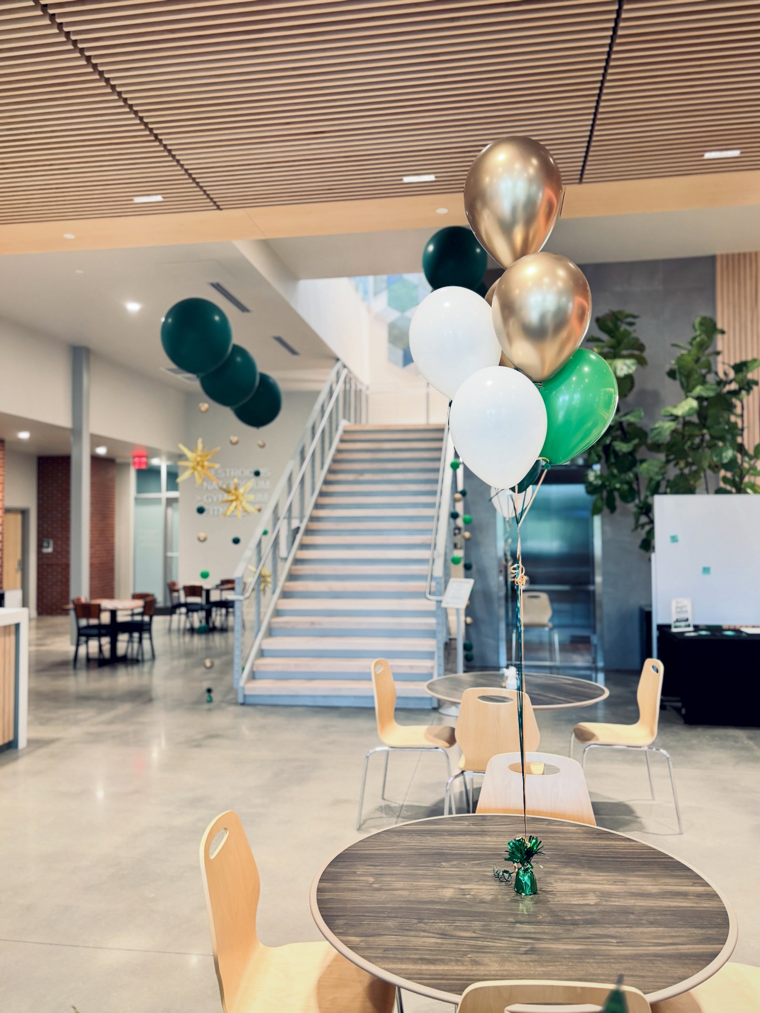“Here to make a smile!”
#destin0balloons #nwasmallbusiness #nwaballoonartist #nwaballoonshop #grandopening