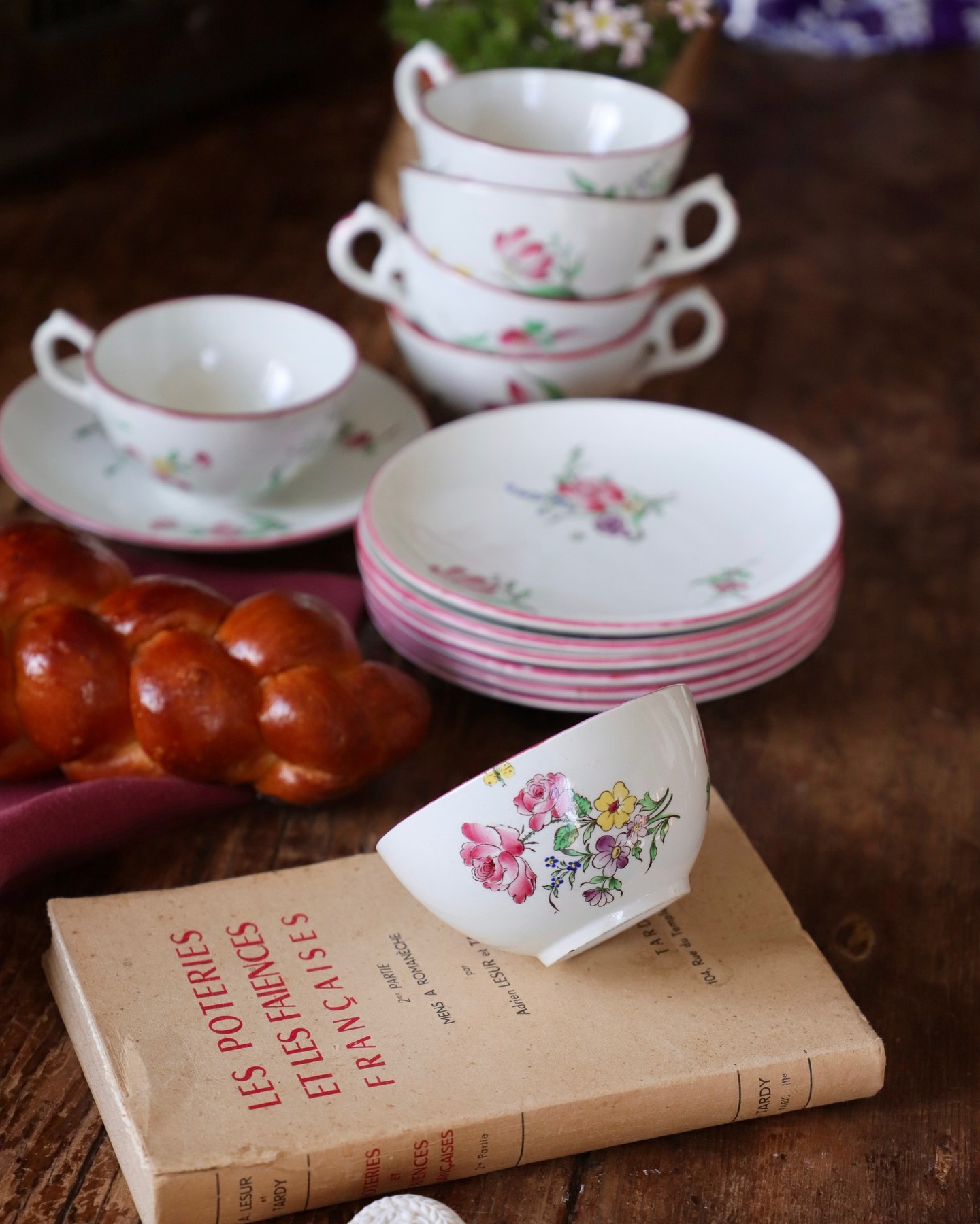 Isn’t it a lovely set of 6 Luneville tea cups ?! Hand painted of course.
You can find the link to the eShop in my bio.
♻️ Choose vintage tableware and be kind to the planet.
📱Follow my Instagram to make sure you’ll never miss a novelty.
#kitchenbrocante #instabrocante #brocanteenligne