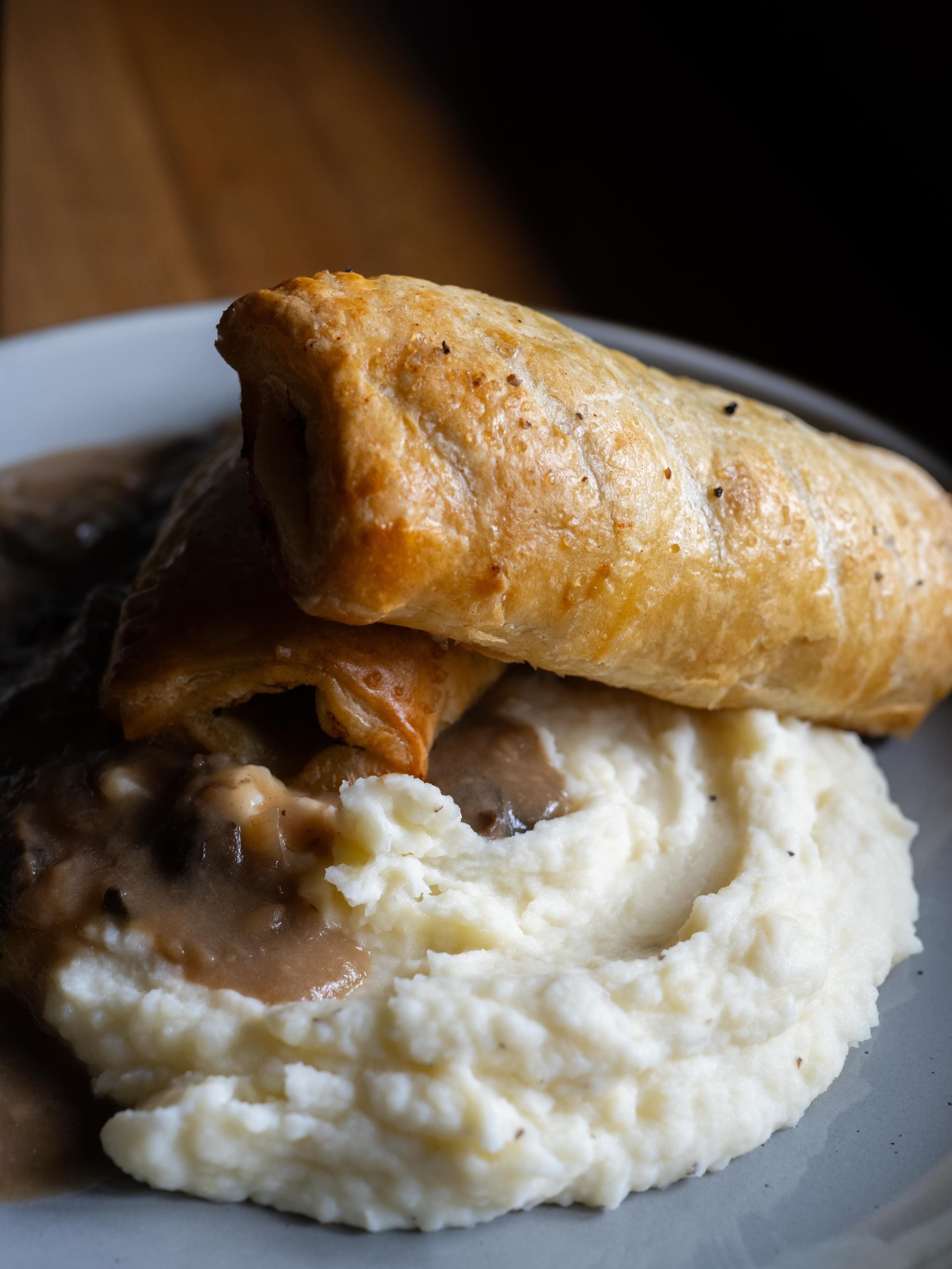 This weeks special pairs perfectly with a nice cold Guinness! Available while supplies last
Sausage Roll | Savory Apple & Sage sausage wrapped in puff pastry pastry served with onion & mushroom gravy over Yukon mashed potatoes
#seattleeats #seattlefoodie #seattlebar #seattlerestaurants #magnoliaseattle