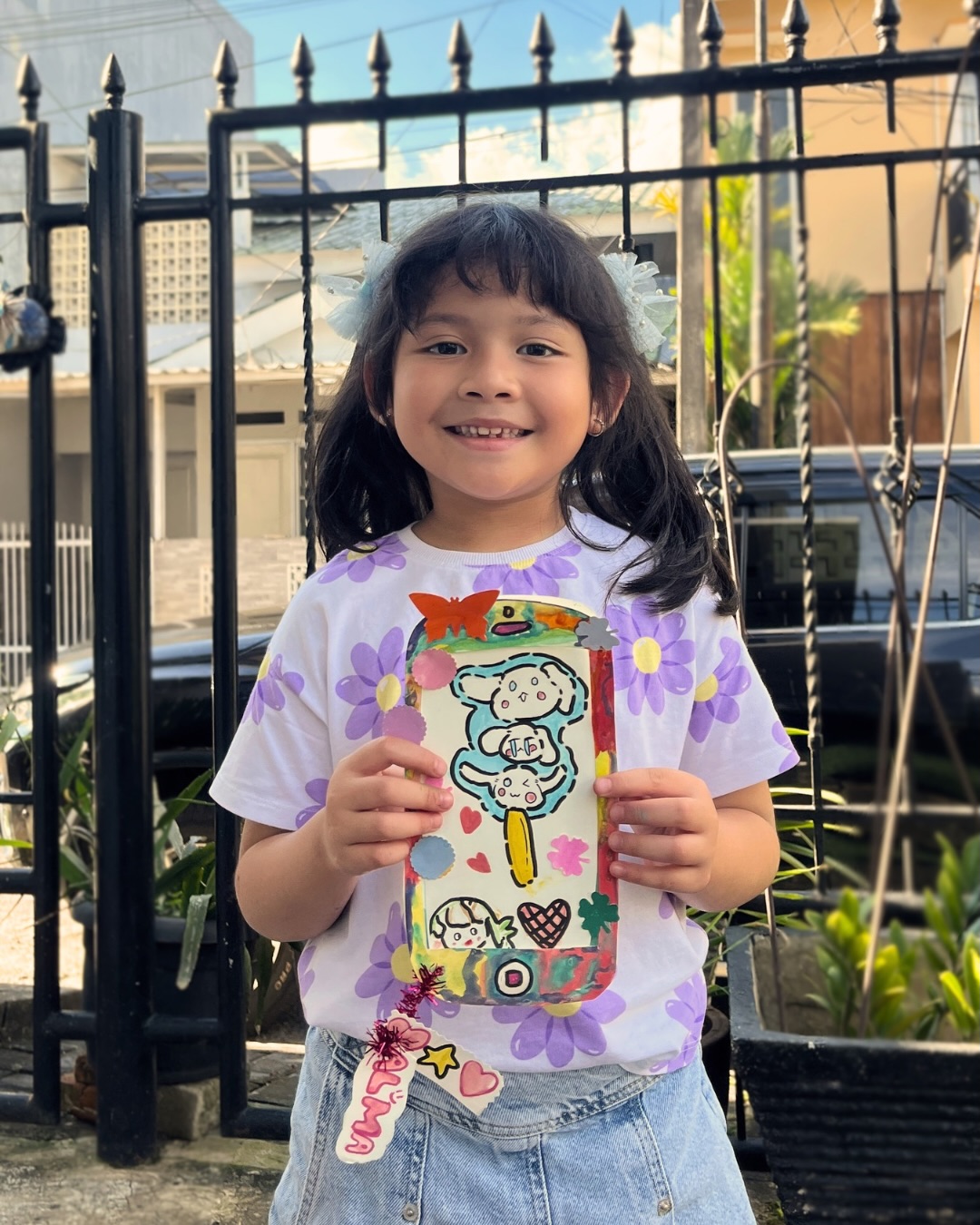 Crafting Festival at Artsybits ✂️☁️
Dari gambar dan lukisan, menjadi karya crafting yang penuh warna dan imajinasi 🎨✨
Creative Kids belajar mengembangkan hasil drawing & painting mereka menjadi berbagai bentuk karya kreatif dengan tema yang berbeda-beda. Melalui proses ini, anak-anak tidak hanya belajar teknik dasar seni menggambar dan melukis, tetapi juga belajar mengeksplor output dengan ide, bentuk, dan detail dengan cara yang seru dan menyenangkan 💭
Selain melatih kreativitas, aktivitas ini juga membantu anak-anak mengembangkan:
✂️ Fokus & kesabaran
✂️ Motorik halus
✂️ Kepercayaan diri dalam berkarya
✂️ Keberanian Mengekspresikan ide
Every artwork starts from a simple idea and grows through a joyful process 🌷
Free Trial Class Available 🤍
#artsybits #kidsart #artandcraft #lesgambar #lesgambarbintaro