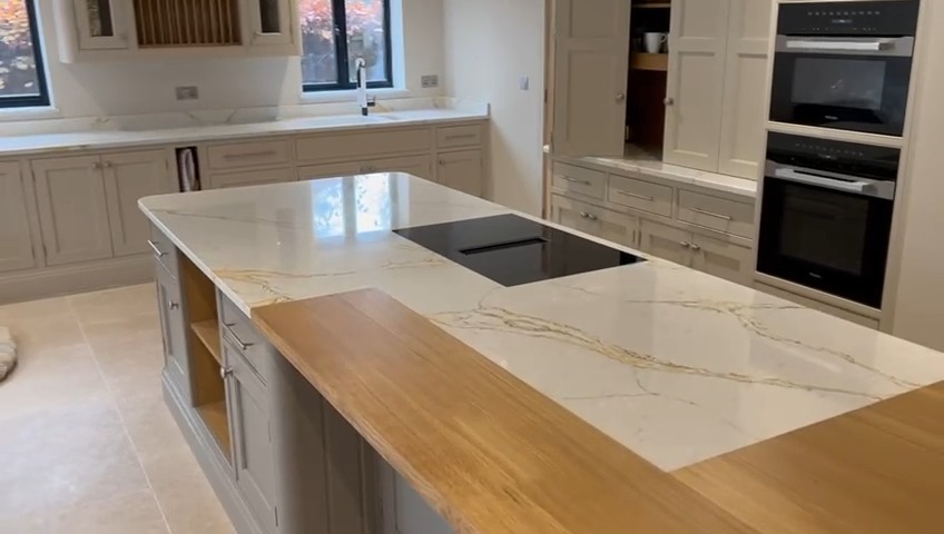 💛 Statuario Gold quartz island and worktops with larder cupboard top, window sills and cut to suit timber breakfast bar, fitted in Knutsford #homeimprovement #kitchenworktops #quartzworktop #kitchenideas #worktopscheshire #quartzworktops