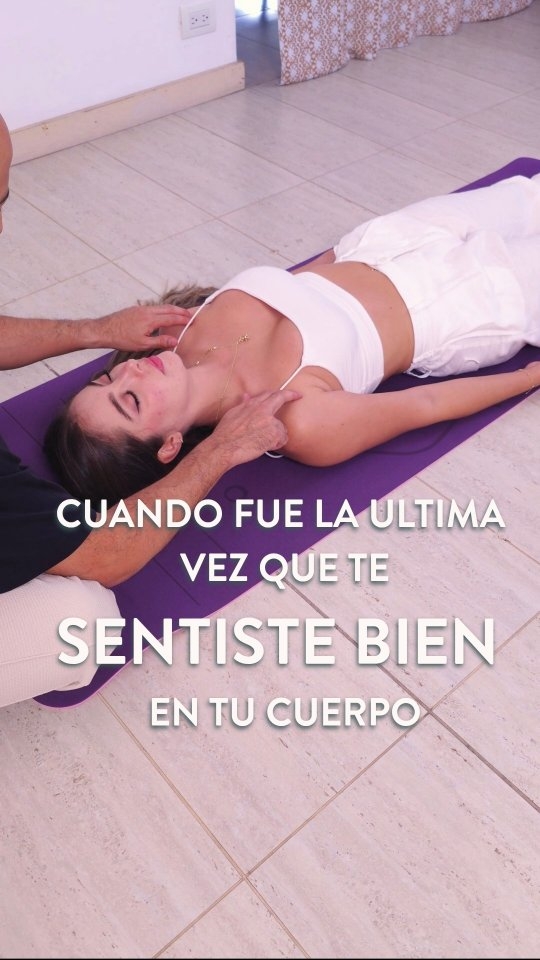 Tu cuerpo lleva más tiempo que tú cargando lo que no has resuelto.
El insomnio, la tensión en el estómago, el dolor de espalda que ya normalizaste, la fatiga que no cede. También el duelo que quedó a medias, el miedo sin nombre, la relación que dejó algo atorado.
Eso no es casualidad. El cuerpo registra lo que la mente pasa por alto.
Trabajo con personas que llegan exactamente así — y lo primero que hacemos es aprender a escuchar lo que el cuerpo ya sabe.
Si algo de esto te suena, da el primer paso. Escríbeme.
