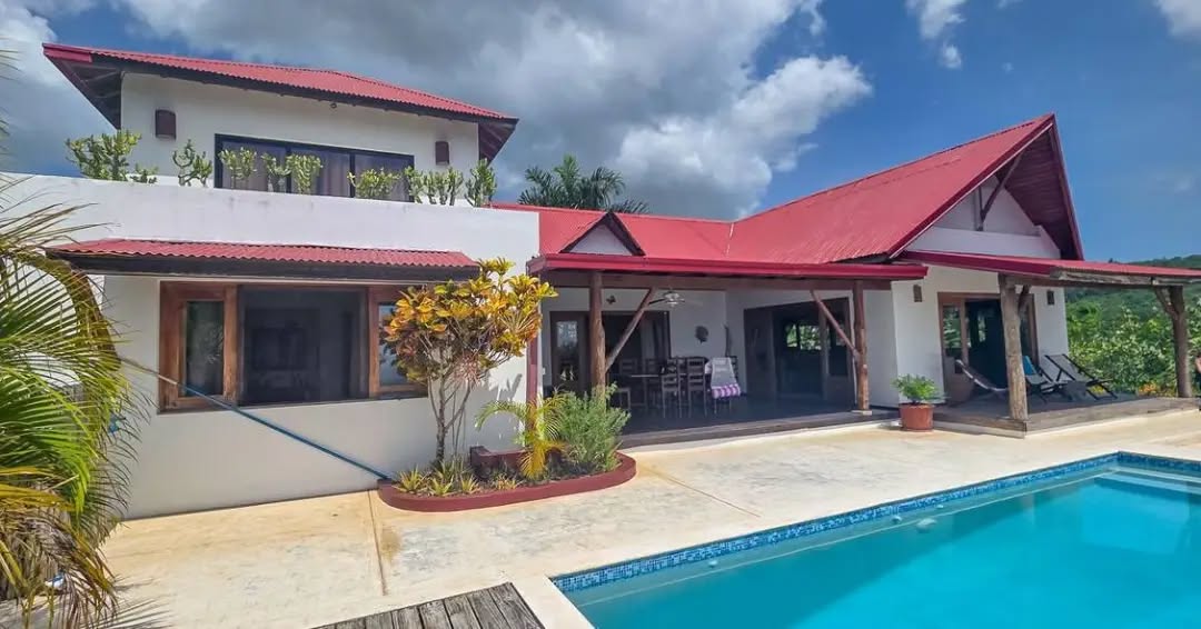 🌅 Oceanview Villa in Las Terrenas
Located in the peaceful hills of Hoyo del Cacao, this beautiful villa offers stunning ocean views, breathtaking sunsets, and refreshing Caribbean breezes all year round.
With 3 bedrooms, 3.5 bathrooms, a private pool, and over 2,000 m² of land, this fully furnished property is the perfect place to enjoy the tranquility and natural beauty of Las Terrenas.
The villa is in excellent condition and includes a 20,000-liter rainwater reservoir, adding both comfort and practicality to island living.
Whether you're looking for a permanent residence, a vacation home, or an investment opportunity, this property offers incredible value in one of the Dominican Republic's most desirable destinations.
Price:450 K
📩 Contact us for more information or to schedule a viewing.
#lasterrenas #oceanviewvilla #dominicanrepublic #realestate #caribbeanliving