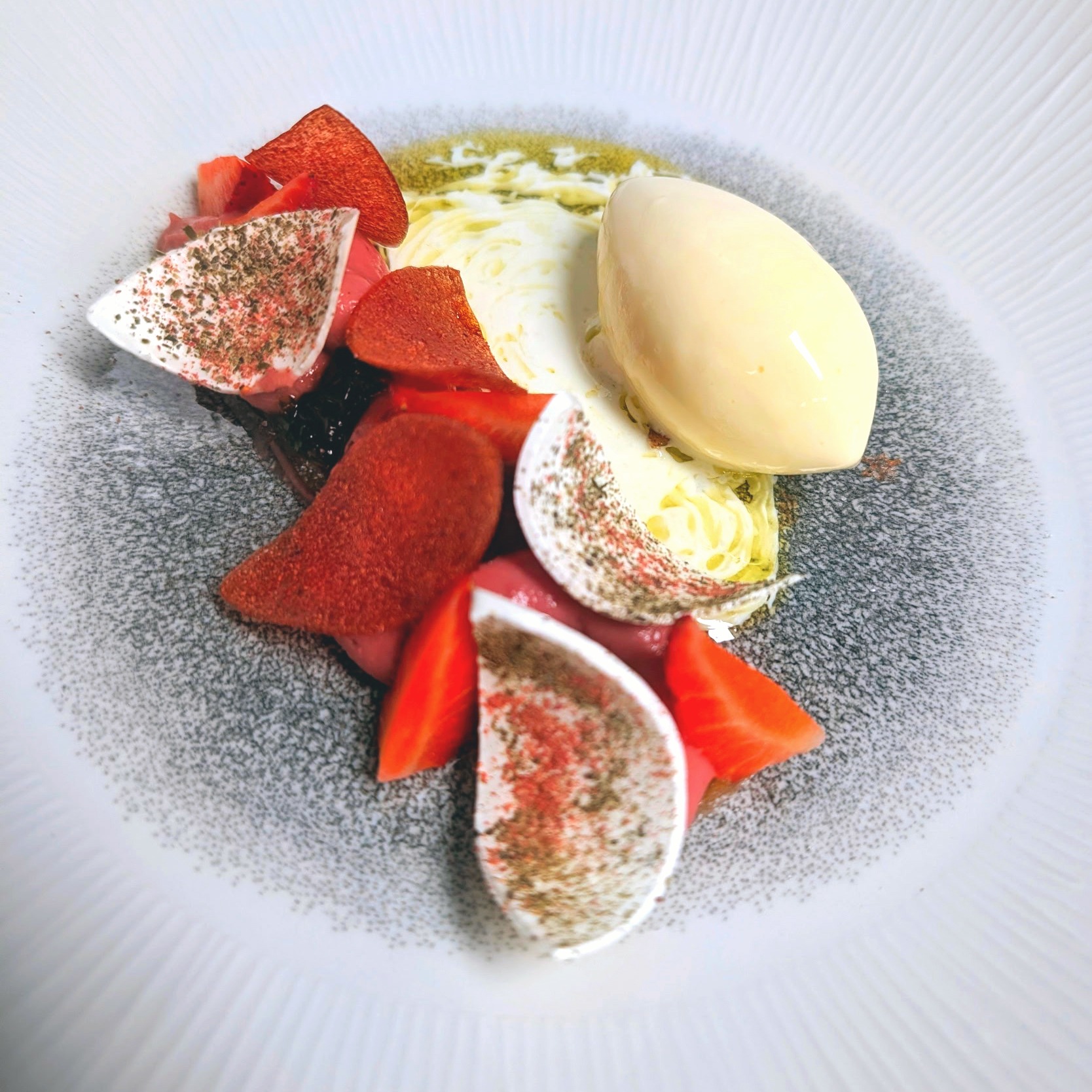 🔥 Moment sur le vif, ce soir.
🤝 Quand la tradition rencontre l'excellence.
🇫🇷 La technique est française.
⚜️ Le cœur, lui, est profondément québécois.
Une création où la fraîcheur des fraises et des framboises rencontre la finesse des grandes tables :
🍓 Pâtissière fraise et framboise
🌿 Pâte de fruit et huile verte de renouée du Japon
🌊 Compotée et meringue à l'algue kombu
🐑 Glace et sauce au yogourt de brebis
Un dessert tout en contraste, entre gourmandise, fraîcheur, acidité et élégance.
✨ Une expérience gastronomique à découvrir au Saint-Amour.
🚨 Réservez votre moment avec nous dès aujourd'hui.
✨ Une soirée d'exception vous attend.
📍 Le Saint-Amour — Québec, depuis 1978
📞 418 694 0667
🌐 saint-amour.com
#lesaintamour #quebeccity #vieuxquebec #gastronomie #finedining #hautecuisines #restaurantquebec #chefstyle #dessertgram #dessertlover #dessertart #pâtisserie #frenchcuisine #cuisinefrançaise #gourmetexperience #surabayafoodies #foodphotography #foodart #strawberrydessert #raspberrydessert #michelinguide #saveursduquébec #terroirquebecois #expériencegastronomique #luxurydining #quebecfood #instafood #foodstagram #epicure #dessertoftheday