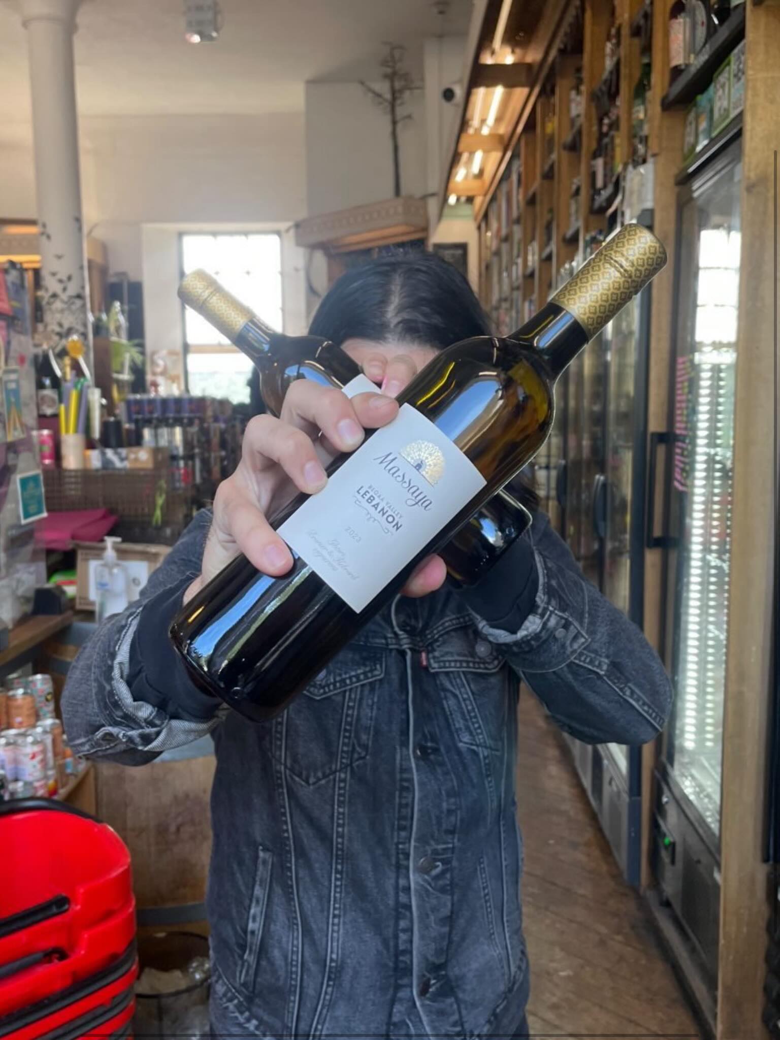 Another Friday and here’s another wine to try with us!
A lebanese white from @massayalebanon made with Sauvignon Blanc, Clairette, Vermentino & Obeïdi an indigenous grape of the region 🇱🇧
The wine promises crisp citrus, white peach, and mineral notes, balanced by a unique waxy texture.
Let’s see if it delivers!
Come at 5pm x