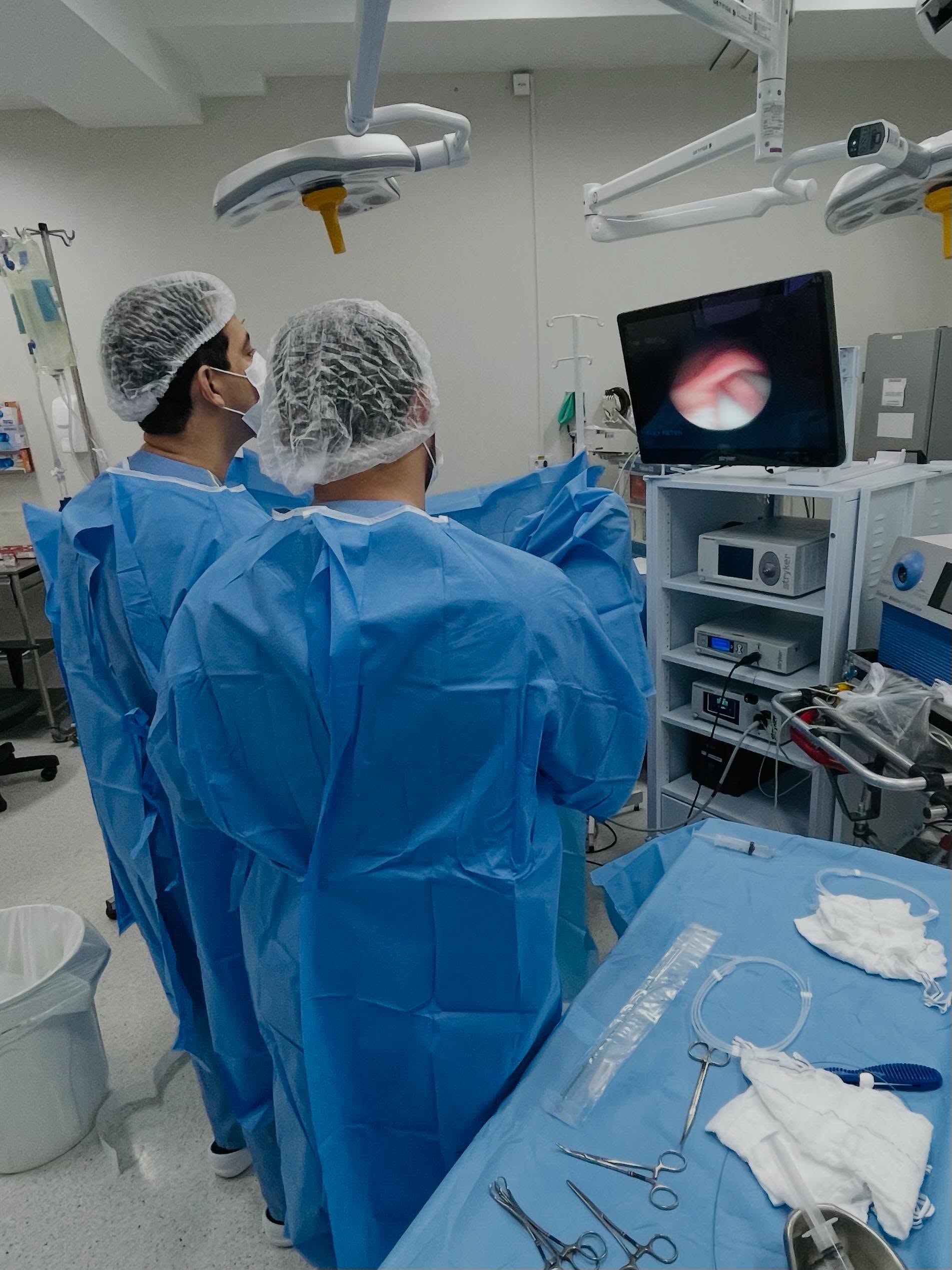 A dor das PEDRAS NOS RINS não precisa ser um trauma.
Hoje, a grande maioria dos cálculos renais pode ser tratada de forma 100% MINIMAMENTE INVASIVA, sem cortes externos e com recuperação extremamente rápida.
1 - LASER DE ALTA PRECISÃO: Fragmenta a pedra diretamente pelo canal da urina.
2 - SEM CORTES NA PELE: Zero cicatrizes e menos riscos de infecção.
3 - ALTA NO MESMO DIA: Retorno rápido para a sua casa e para o trabalho.
4 - PREVENÇÃO PERSONALIZADA: Investigamos a causa para evitar que novas pedras apareçam.
SABER A CAUSA DA FORMAÇÃO DAS PEDRAS AJUDA NA PREVENÇÃO DE NOVAS CRISES
#calculorenal #colicaderim #sbu #prevenção