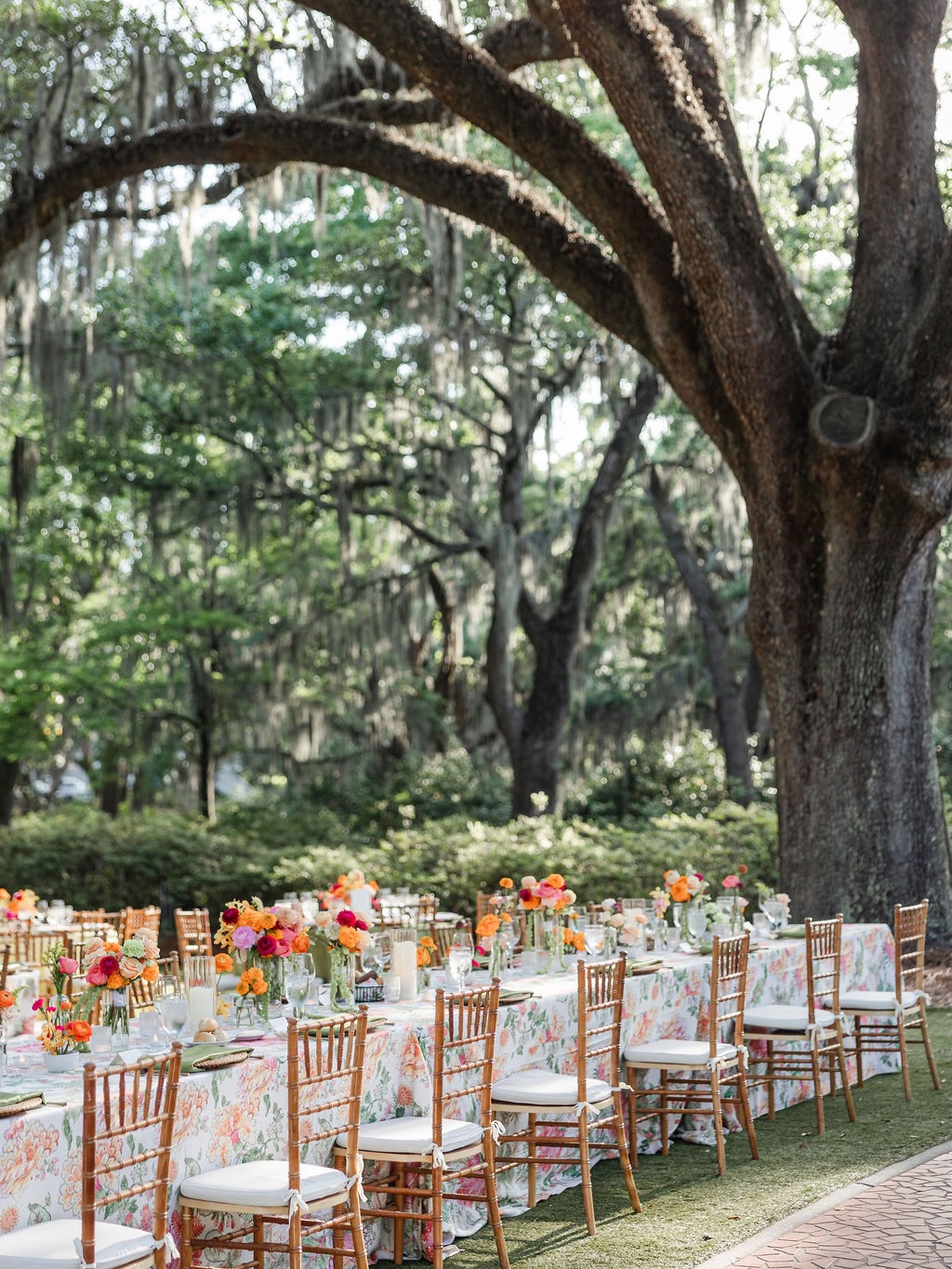 Venue, linens, florals, to color palette… Maeve + Brendan’s May wedding was an absolute dream come true. ☀️
For more design inspo and FAQ’s, head over to directmydaycharleston.com.
-
Planning and Design | @directmydaycharleston @laurenanneevents
Photographer | @natashacoylephotography
Venue | Admiral’s House @venues_at_riverfrontpark
H&MU | @silhouetteonsite
Florist | @callalaneflorals
Linens | @stradleydavidson
Ceremony | @palmettostrings
Catering | @hambycatering
Rentals | @curatedeventscollective
Tent | @snyderevents
Lighting/Draping | @bunndjlighting