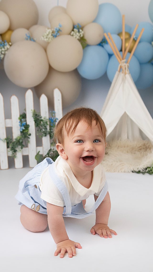 How is he almost 1 😭
My teeny tiny bunny was exactly 11 months today, so what better way to celebrate than with a cake smash 🐰🤍
#cakesmash
#peterrabbitcakesmash
#1stbirthdayphotoshoot
#aldershot
#starspeckledheartsphotography