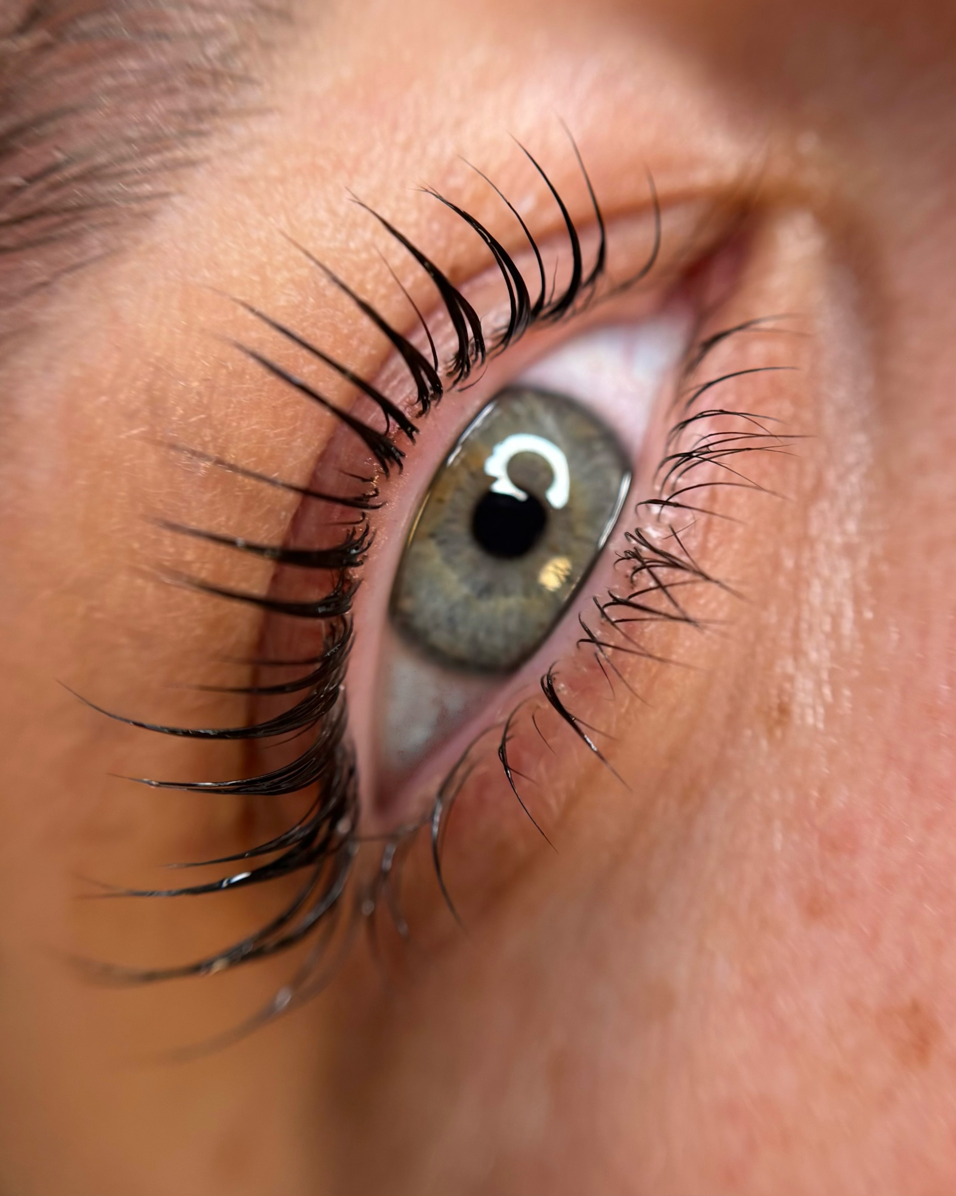 ☀️✨ Sommer, Sonne, perfekte Wimpern! ✨☀️
Der Sommer ist die Zeit für Strandtage, Poolpartys und spontane Abenteuer. Das Letzte, worüber du dir Gedanken machen möchtest, ist verschmierte Mascara oder aufwendiges Augen-Make-up.
Mit einem Lashlifting wirken deine Naturwimpern länger, geschwungener und voller – ganz ohne Extensions oder tägliches Styling. 💖
🌴 Wasserfest beim Schwimmen
☀️ Perfekt für heiße Sommertage
⏰ Spart Zeit am Morgen
✨ Natürlicher, frischer Blick rund um die Uhr
💆♀️ Hält mehrere Wochen
Genieße den Sommer mit einem offenen, strahlenden Blick – vom ersten Sonnenstrahl bis zum Sonnenuntergang. 🌅
📅 Sichere dir jetzt deinen Termin und starte mit perfekten Sommerwimpern in die schönste Zeit des Jahres! ☀️
#lashlift #lashlifting #lashliftingfrankfurt #koreanlashlift #dreieich