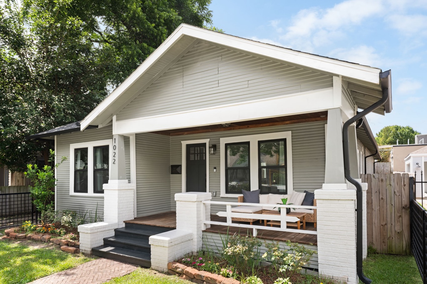 ▪️NEW IN NORHILL▪️This might be the bungalow you’ve all been waiting for 🤩
Completely reimagined in 2021 with all new layout, finishes, systems + VAULTED ceilings, this 1930’s quintessential craftsman bungalow is move-in ready with modern conveniences like BRAND 👏 NEW 👏WINDOWS 👏 Anyone who has lived with leaking/rotted wood windows knows how much of a relief this is 😅
Enjoy three sizable bedrooms, two full bathrooms, a convenient HALF bath for guests missing in many bungalows, a dedicated DINING area (not just one big box), a WALK IN butler’s pantry (is this the epitome of luxury or what?!), designer level finishes & stunning GE Cafe Appliances.
Prime location📍in one of Houston’s most beloved historic neighborhoods, walking distance to Angela’s Oven, Tiny’s Milk & Cookies, Coltivare, & the historic Asch Building.
Reach out for a private tour or come by the open house today, Saturday, from 2-4pm! ✨
#norhill #norhillheights #houstonheights #houstonheightslife #houstonheightshomes