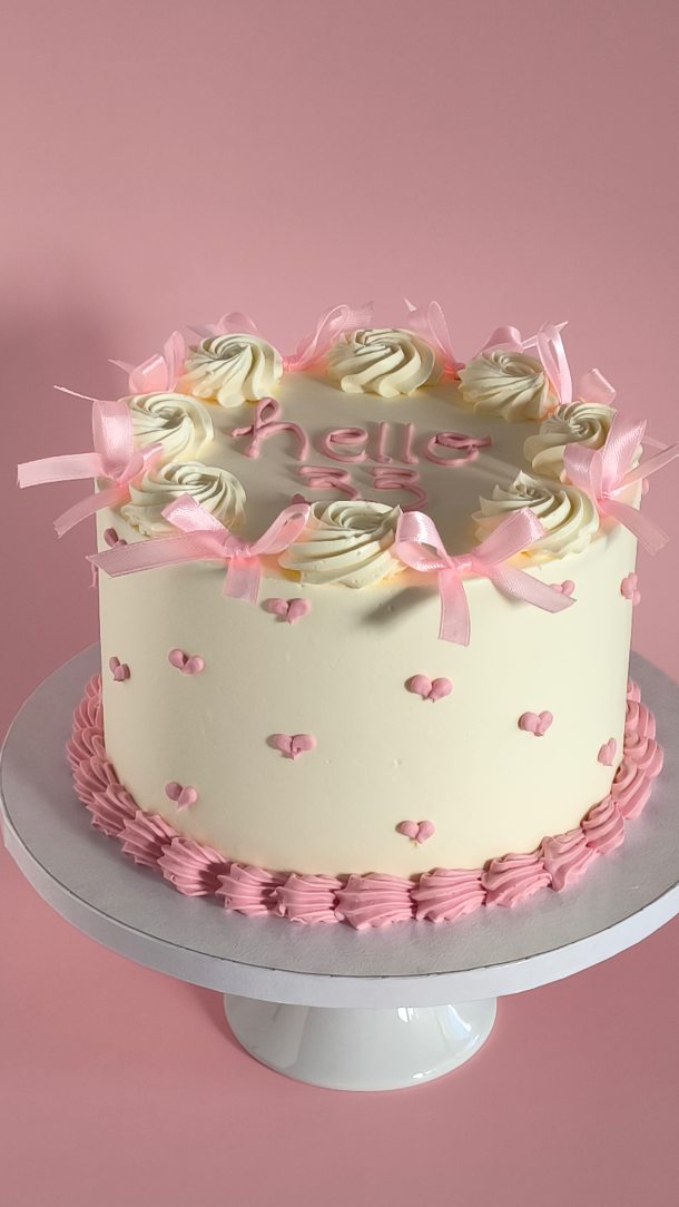 Wie schön 33 zu werden 🌷🩷
Que bom fazer 33 anos 🩷🌷
#sueesscakedesign #lokalbusiness #kmuunterstützen #breitequartier #cakelove