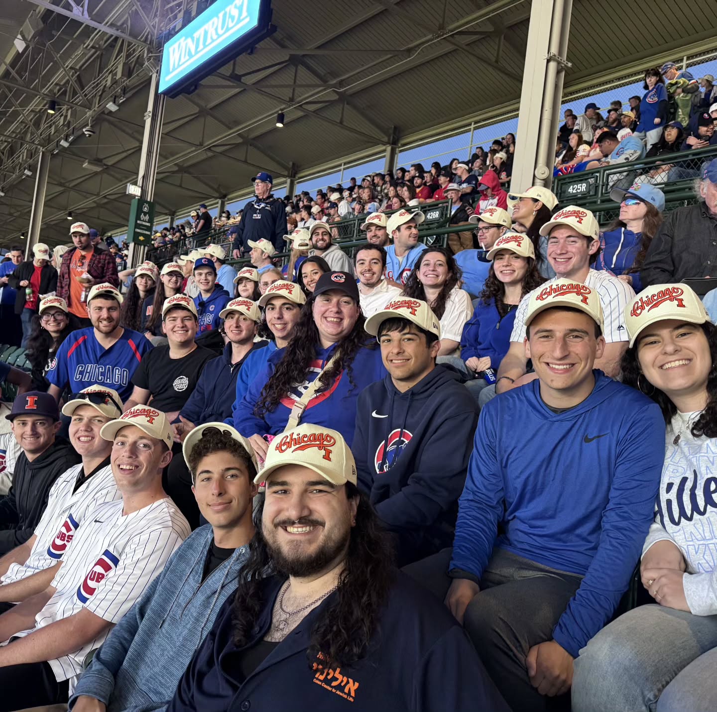 We had such a great night showing off our Illini pride at Wrigley Field this past Tuesday!!
Great to have generations of incoming students, currents students and alumni from Illini Hillel all coming together!
Go Cubs Go ⚾️ and I-L-L 💙🧡