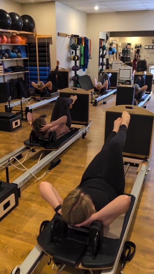 ✨DU NOUVEAU À L’HORAIRE CET ÉTÉ ✨
• Notre cours Étirement du lundi à 20 h 30 (30 minutes) est maintenant aussi offert en virtuel.
• Nouveau cours Reformer Jumpboard Intervalle le
lundi à 18 h!
Un excellent entraînement pour ajouter une touche cardiovasculaire à votre pratique. Un cours à découvrir… l’essayer, c’est l’adopter!