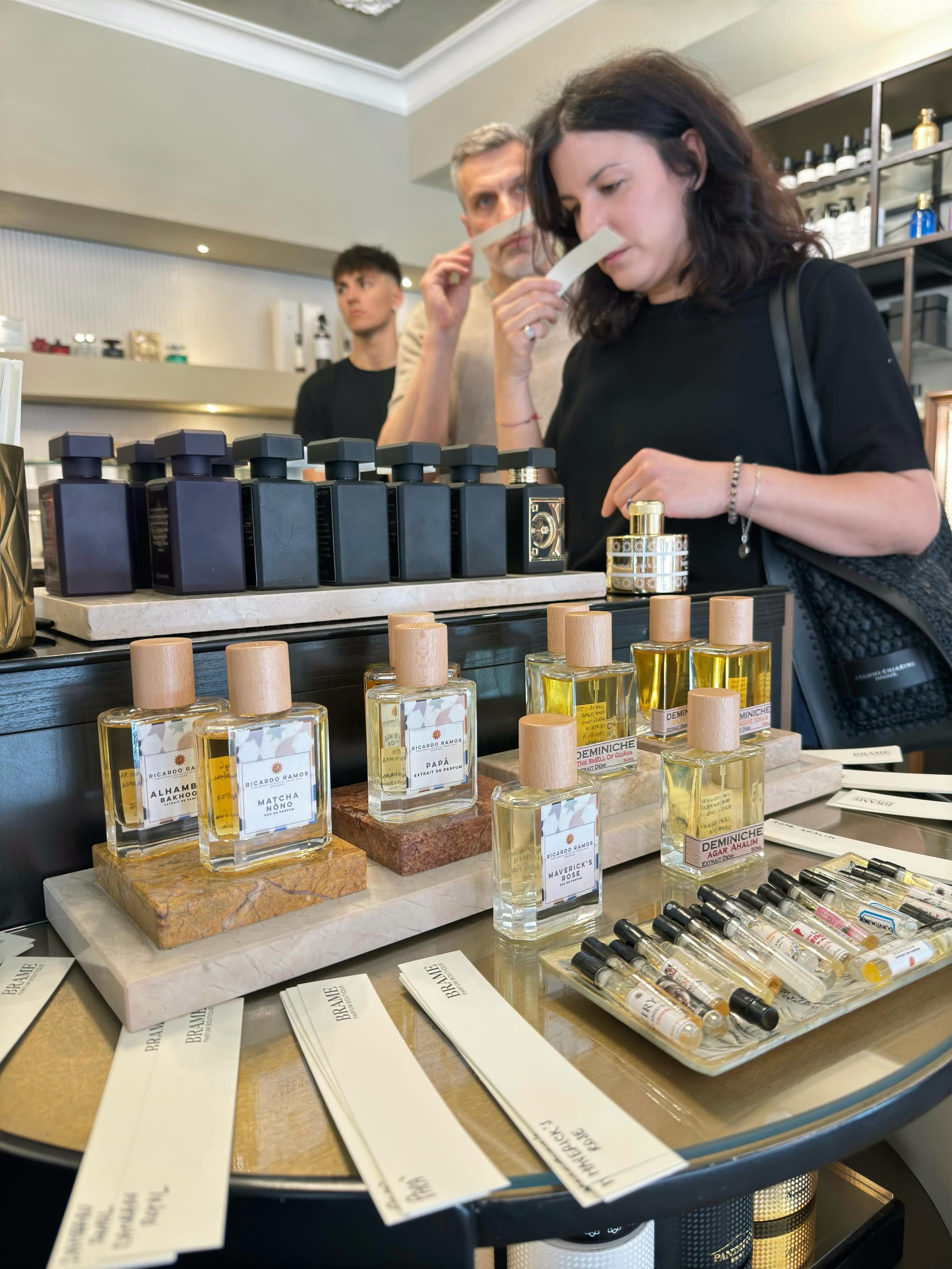 Un immenso grazie di cuore a tutte le persone meravigliose che sono venute sabato pomeriggio alla boutique di profumeria artística Brame @brameprofumi per scoprire le mie creazioni esclusive per l’Italia!
Cara Elisa, sei una padrona di casa fantastica. È un onore che le mie creazioni siano in mani così esperte, grazie al tuo gusto impeccabile e al tuo carisma.
Un ringraziamento speciale anche alle mio caro Dani Espiritico @nasodani_lanicchia per aver messo in contatto la profumeria Brame con Ricardo Ramos Perfumes de Autor ❤️
È stato un incontro memorabile!
#ricardoramosperfumesdeautor #brameprofumi #profumiartistici #modena #italia