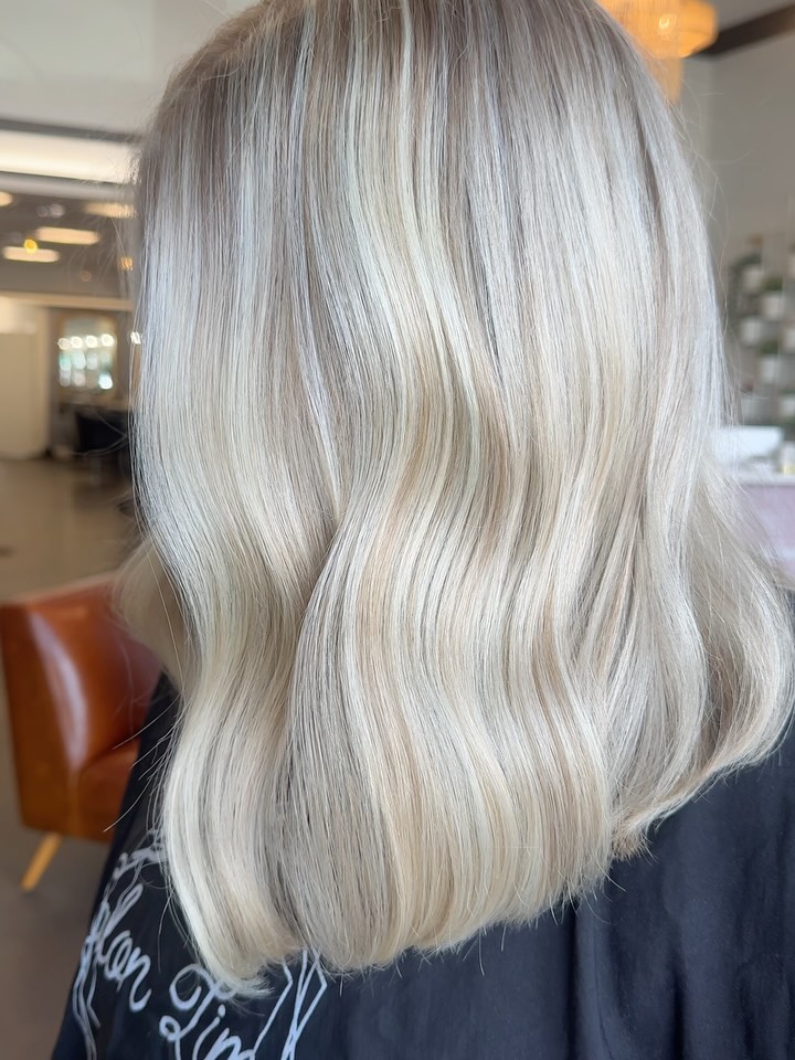 THE SUMMER BLONDES ARE OUT TO PLAY ✨
#hairbydeannajean
Swipe for the before
