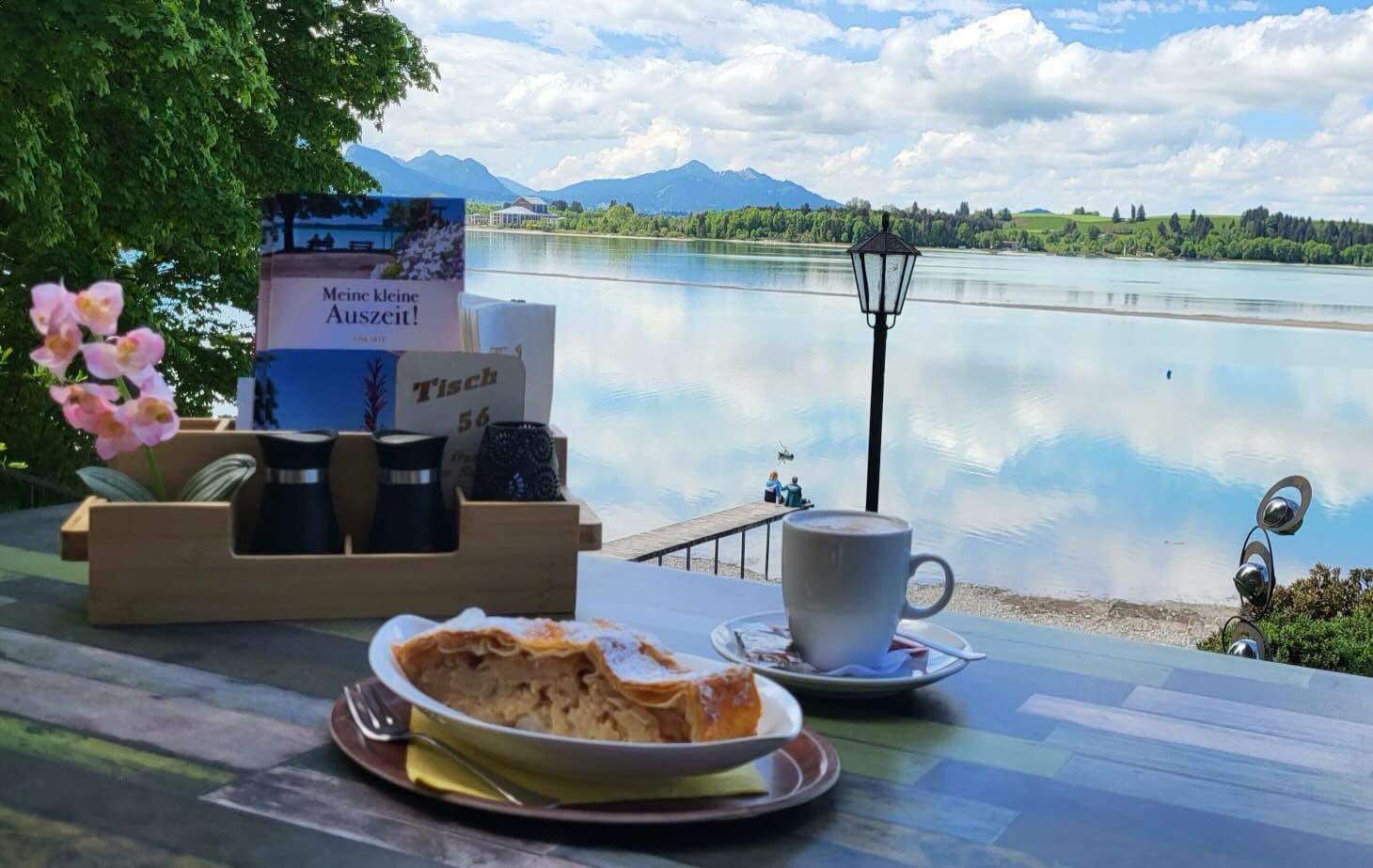 Genießen Sie unsere süßen Momente am See: hausgemachter Apfelstrudel, duftender Kaffee und pure Entspannung. ☕🍎
Lassen Sie den Alltag hinter sich, genießen Sie die traumhafte Aussicht und gönnen Sie sich eine kleine Auszeit in unserem Hotel & Restaurant. Wir freuen uns auf Ihren Besuch! ☀️😋
#apfelstrudel #hausgemacht #kaffeezeit #seeblick #hotelgasthofamsee