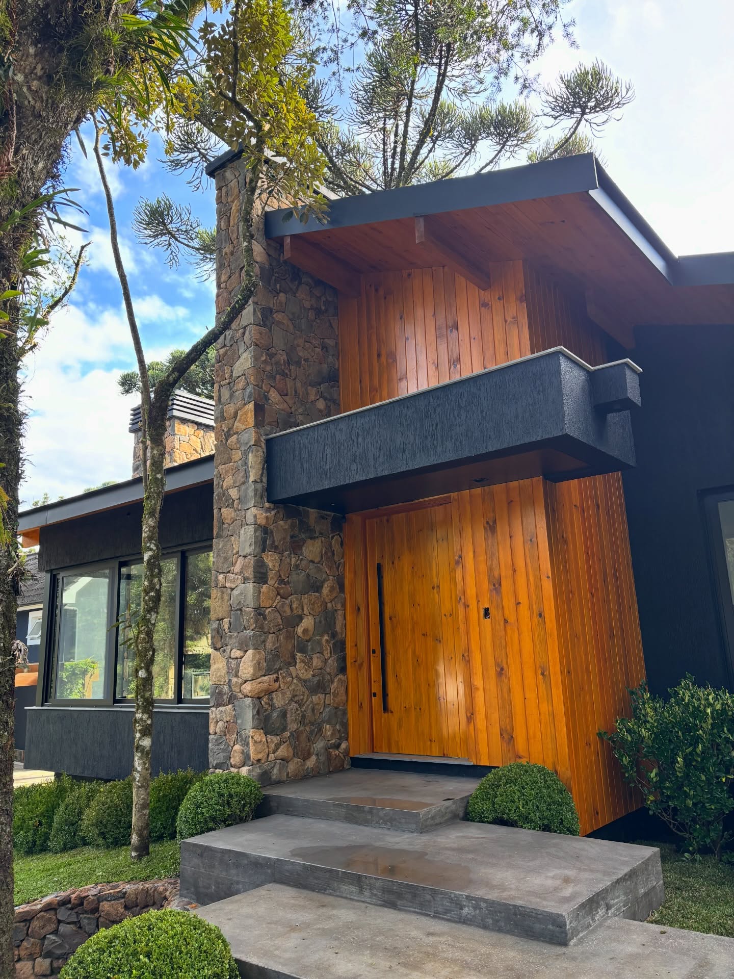 Arquitetura que encanta à primeira vista e acolhe para a vida toda. Mais um projeto e gestão de obra entregue com excelência na cidade de Canela. #arquiteto #viverbem #casadossonhos #gestaodeobras