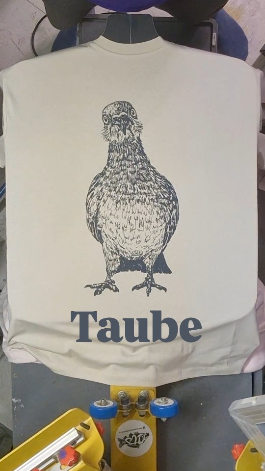 TAUBE
Das Shirt mit der starrenden Taube ist bald im Shop verfügbar.
Bedruckt mit den Farben und dem Karussell von @siebdruckversand
Shirt von @continentalclothing
#siebdruckundstein #screenprinting #tshirtdesign #taube #dove
Basel Siebdruck Taube T-ShirtDruck Skizze Sketch Shirtdesign Shirt Shop