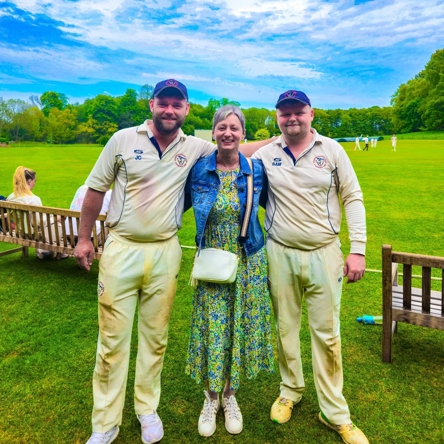 Vi siete mai imbattuti in una partita di cricket girando per la campagna inglese?
Il cricket è uno degli sport più tipici dell'Inghilterra rurale. Tutti i villaggi hanno il loro campo verde perfettamente curato, il cricket pitch, e Chawton naturalmente non fa eccezione. 🌿🏏
Da giovane ho praticato diversi sport, ma devo confessarlo: alcune regole del cricket ancora oggi per me restano un piccolo mistero. Eppure, ogni volta che i ragazzi del Chawton Cricket Club scendono in campo, vengo catturata dall’atmosfera che si crea attorno: rilassata, festosa, profondamente inglese e comunitaria.
Molti abitanti, me compresa, si radunano per guardare la partita, spesso con qualcosa di buono da sgranocchiare o da bere (ogni scusa è buona per gustarsi una bella pinta di birra qui in Inghilterra...o anche due o tre!). È un modo semplice e bellissimo per ritrovarsi, chiacchierare e sentirsi parte di qualcosa.
Un po' come nella celebre scena di Downton Abbey quando il villaggio e la grande casa si sfidano in una partita che diventa un vero e proprio evento sociale: risate, applausi, cappelli di paglia e un senso di appartenenza che attraversa le generazioni.
Ed è proprio questo che amo: vedere come lo sport diventa molto più di un gioco: è un rituale, un collante sociale, uno stile di vita che racconta la vera essenza della campagna inglese.
Qual'è lo sport tipico della zona in cui vivete?
#passionecampagnainglese #cricket #englishsport #englishtradition #campagnainglese villaggio tradizioni