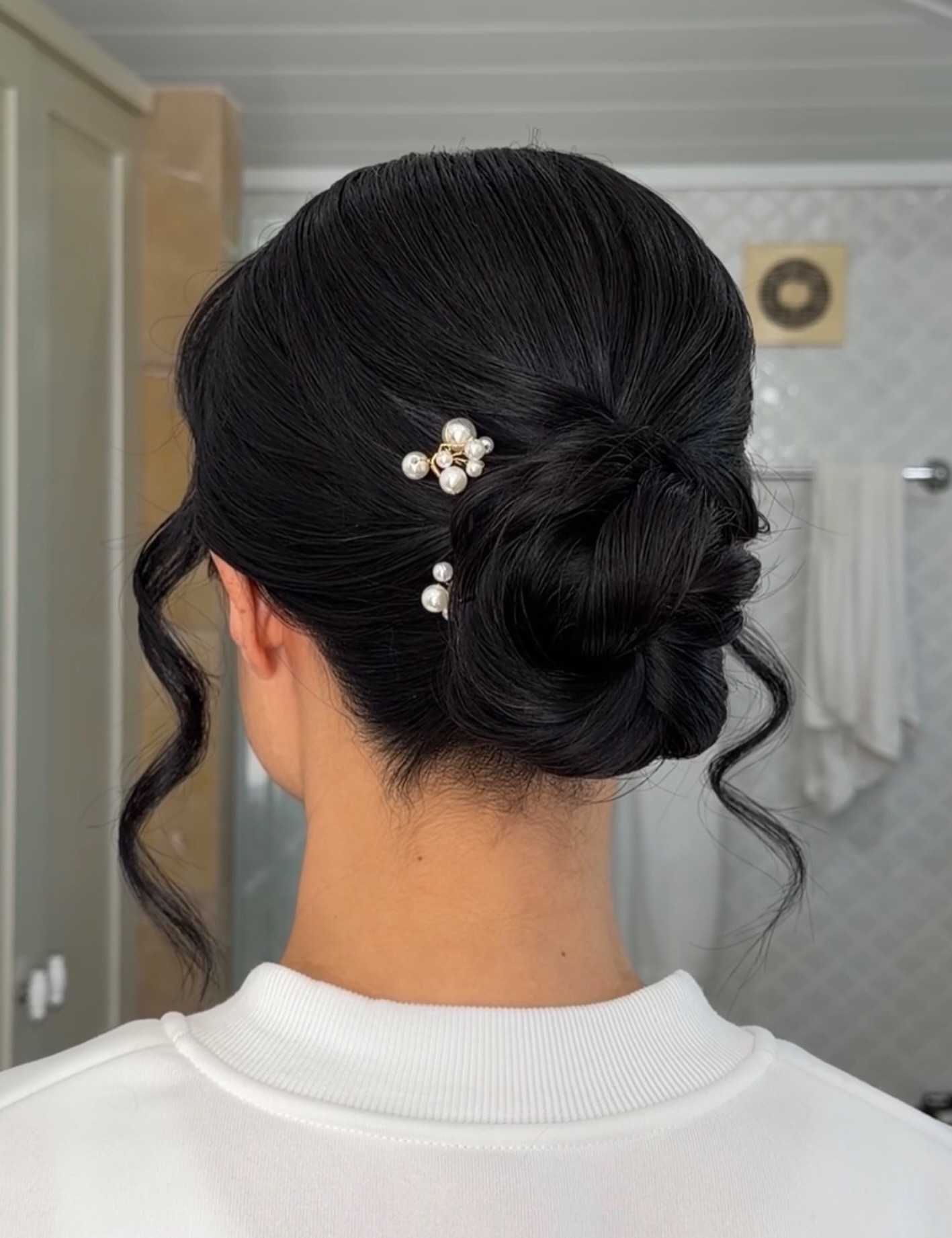 Sweet bun by HAYLEE for bride HAYANAH 🥀
To see if the talented and super lovely HAYLEE is free for your special day please get in touch via the link in our bio. If she isn’t available, don’t worry we’ll come back to you with some other options to choose from 💫 BRIDAL GLOW CO creating- we make bridal beauty easy 💕