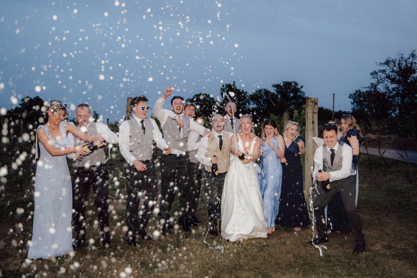 Just look at the smiles and the laughter! Luckiest girl in the world to call this my job 📸✨
@everafter_weddings
@aliceportermakeupandhair
@stanlakeparkweddings
@stanlakepark
