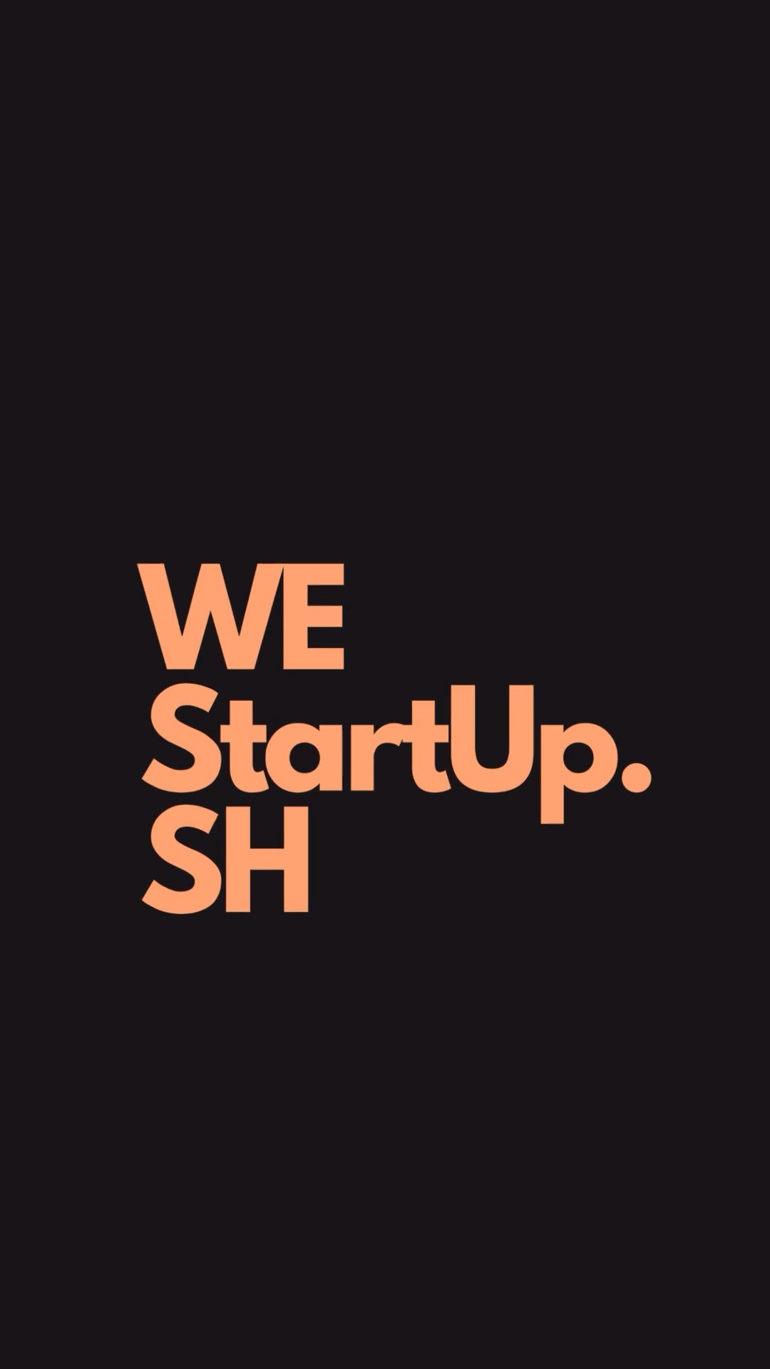 Acht Jahre lang wurde unser Projekt für Women's Entrepreneurship durch das Land Schleswig-Holstein gefördert. Wir haben gehofft, WEstartupSH wie gewohnt – und noch besser – weiterführen zu können. Umso mehr bewegt uns die Nachricht, dass Schleswig-Holsteins Netzwerk für (angehende) Gründerinnen und Unternehmerinnen nach aktuellem Stand ab Juli 2026 nicht weiter gefördert wird.
Wir haben Gründerinnen von der ersten Idee bis zur Umsetzung begleitet, Businesspläne besprochen, Netzwerke geöffnet und im Mentoring Menschen miteinander verbunden. Das Projekt hat uns alle weiterentwickelt, weit über den beruflichen Kontext hinaus. Unsere Mitarbeiterin Leefke arbeitet seit knapp einem Jahr bei uns:
„Meine Haltung hat sich grundlegend verändert. Mir fallen veraltete Genderdynamiken im Alltag auf, die ich vorher nie wahrgenommen habe. Damit verbundene Ungerechtigkeiten und diskriminierende Aussagen kann ich nicht mehr unkommentiert lassen. Das Netzwerk rund um WEstartupSH zeigt mir, dass Frauen nicht konkurrieren müssen – und das eigentlich auch gar nicht wollen. Sie können sich gegenseitig so sehr bestärken, dass sogar tief verankerte Unsicherheiten überwunden werden.“
Laura aus dem Team berichtet ebenso "Bei WEstartupSH durften wir in den letzten Jahren so viele Höhen und Tiefen des Gründungsprozesses hautnah miterleben: die Freude über die erste Idee, Unternehmensgründungen und Produktlaunches. Aber auch die Zweifel und Herausforderungen, die jede Gründung mit sich bringt. Die Frauen, die wir auf unserer Reise kennengelernt haben – Wissenschaftlerinnen, Unternehmerinnen, Gründerinnen und Quereinsteigerinnen –, haben uns gezeigt, was mit Ausdauer, Ehrgeiz und vor allem Leidenschaft möglich ist."
Die besondere Stärke von WEstartupSH lag im Austausch und Empowerment innerhalb der Community. Dass dies künftig nicht mehr in gleicher Weise gefördert wird, stimmt uns nachdenklich.
💬 Und jetzt kommt ihr:
Zeigt uns, dass diese Community lebt. Schreibt in die Kommentare: Wo und wie habt ihr von WEstartupSH gehört? Wie weit reicht das Netzwerk? Nennt uns gerne euren Standort. Ihr gestaltet die Zukunft. Nehmt sie in die Hand. 🚀