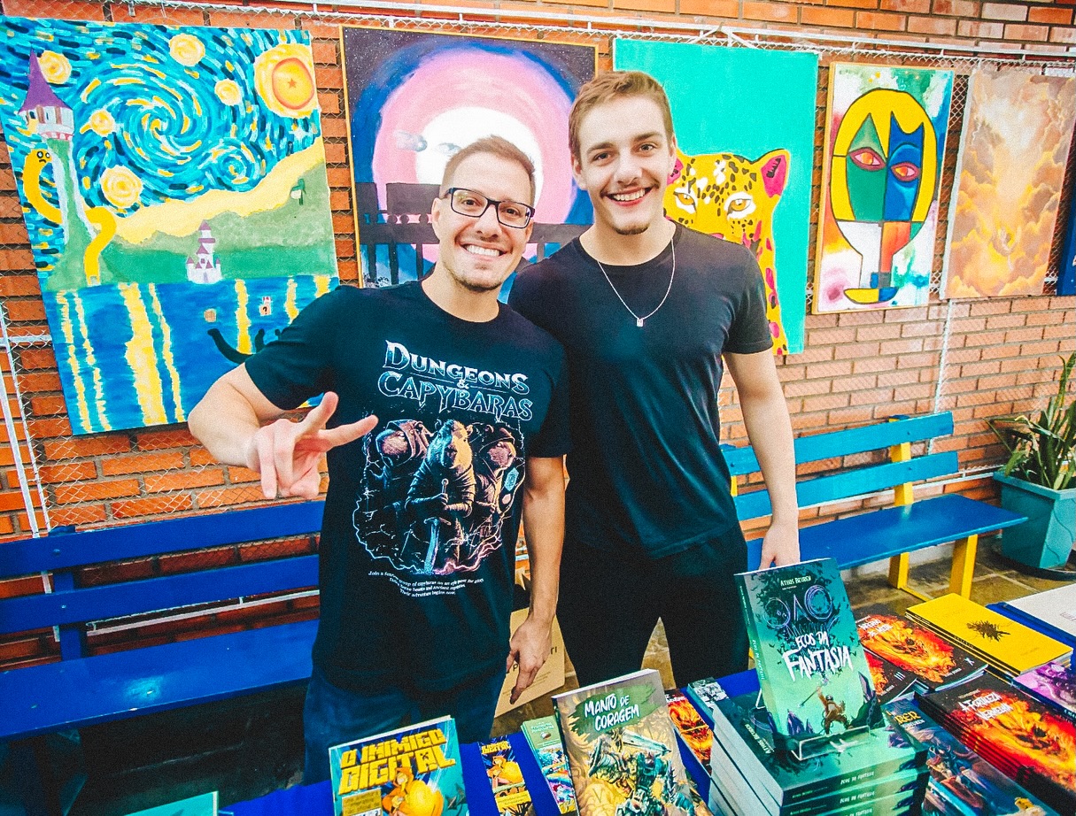 #tbt de abril no RPGCon Portão. Este é um daqueles eventos especiais que acontece todo ano e é ideal para a galera que quer jogar ou conhecer RPG.
Além das mesas de jogos, que você pode se inscrever para participar de aventuras incríveis, você pode comprar vários produtos nerd/geek.
Eu estou sempre por lá, esperando todo mundo com novas histórias e livros interativos ;)
Foto: Renato C. Silveira