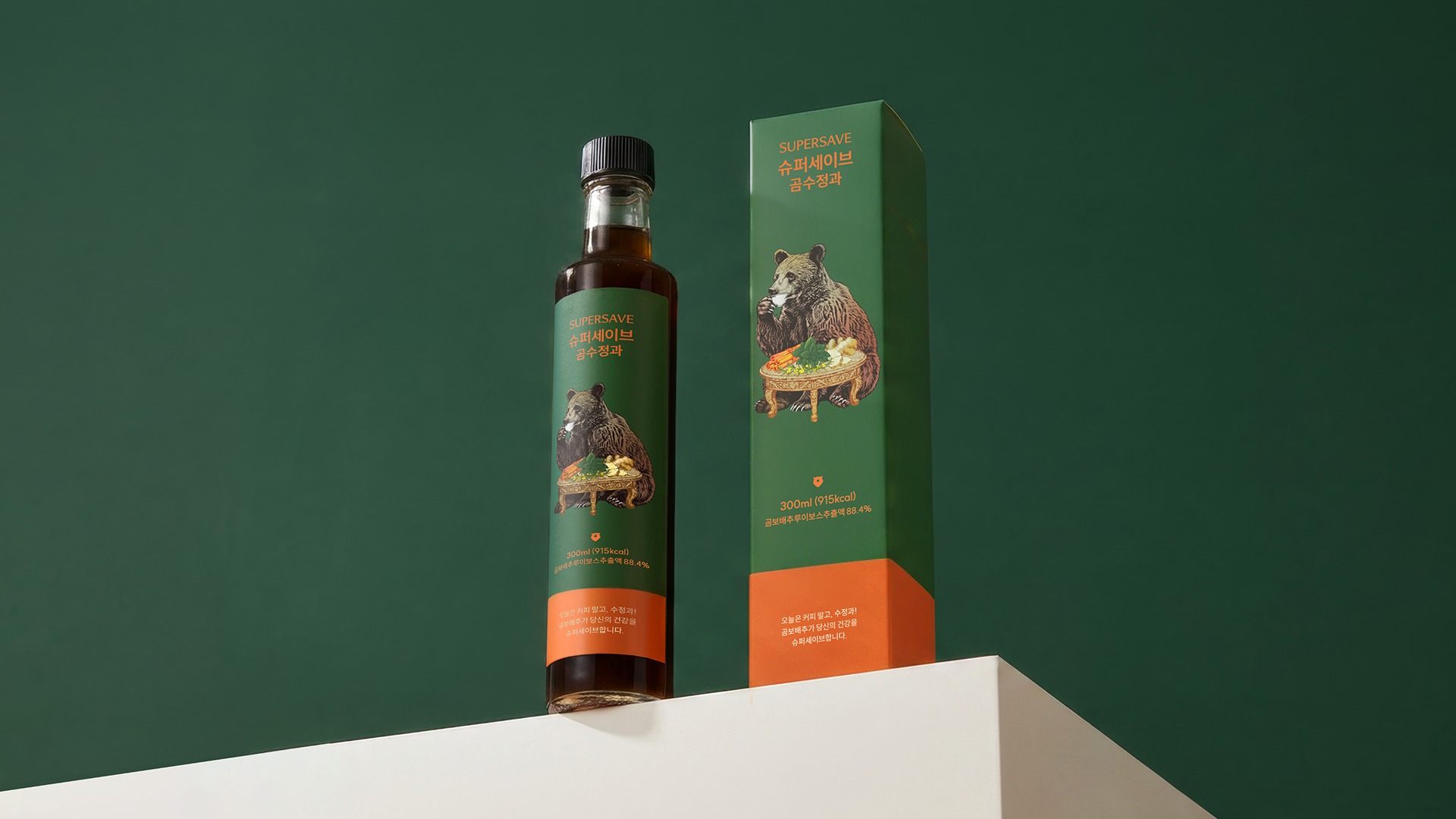 Client: ㈜승만
Year: 2025
Designed by @buyrusdesign
슈퍼세이브(SUPERSAVE) - 곰수정과
슈퍼세이브는 곰보배추를 보다 쉽고 맛있게 즐길 수 있도록 전통 음료인 수정과를 현대적으로 재해석한 '곰수정과'를 출시했습니다.
패키지에는 브랜드의 대표 캐릭터인 곰이 다과상 위에서 곰수정과의 원재료와 함께 차를 즐기는 모습을 일러스트로 담았습니다.
계피와 생강이 어우러진 곰수정과 특유의 톡 쏘고 알싸한 풍미를 표현하기 위해 시원한 그린 컬러와 대비감 있는 오렌지 컬러를 조합하여 강렬한 브랜드 아이덴티티를 완성했습니다.
전통적인 정서와 현대적인 감각이 조화를 이루는 패키지 디자인입니다.
To offer a new way of enjoying Gombaechu(Salvia plebeia), SUPERSAVE introduced "Gomsujeonggwa," a modern interpretation of Korea’s traditional cinnamon punch.
The package features an illustration of the brand's signature bear character enjoying tea alongside the natural ingredients used in the drink.
To visually express the spicy, refreshing, and aromatic flavor profile of Sujeonggwa, contrasting green and vibrant orange tones were applied throughout the design.
The result is a package that balances traditional Korean heritage with a contemporary visual identity.
#슈퍼세이브 #곰수정과 #전통차 #수정과 #패키지디자인 #일러스트패키지 #브랜드디자인 #식품패키지 #캐릭터디자인 #바이러스디자인