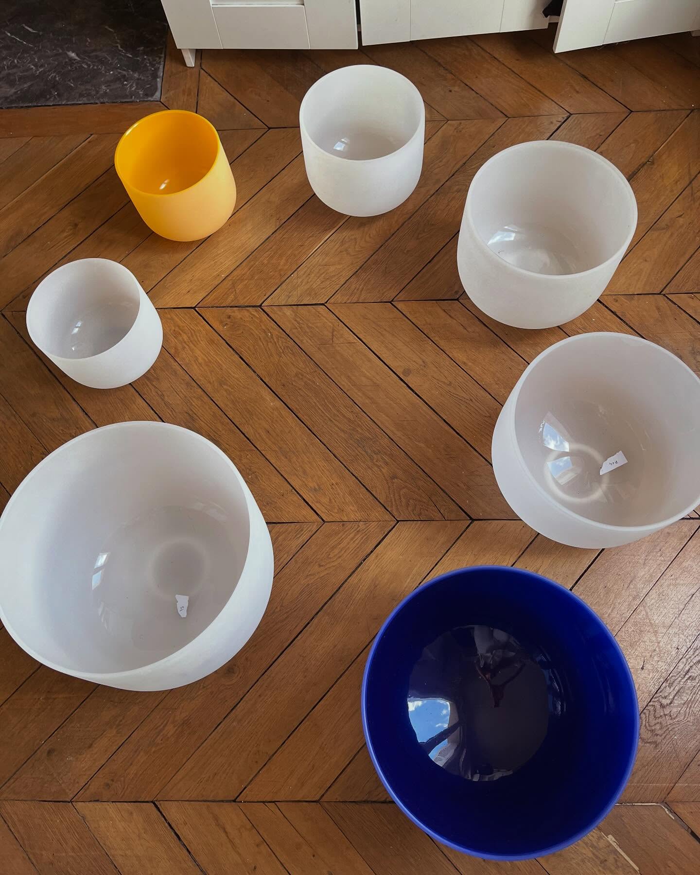 Je vends l'ensemble de mes bols de cristal acheté à Paris @larochemere , pour passer à d'autres instruments plus légers à transporter lors de mes voyages.
J'ai sept bols de crystal en quartz pur à 99/100 à vendre entre 95 € et 350 €. Tu peux venir écouter le son des bols et choisir celui qui te correspond.
Me contacter en message privé sur Instagram ou sur WhatsApp sur ce numéro :
+33 6 62 77 45 55
#sonotherapie #bolsdecristal #healingenergytools #healingenergytools #bainsonorevibratoire #therapeuteholistique #sonotherapeute #healingcrystals #ventedeboldecristal