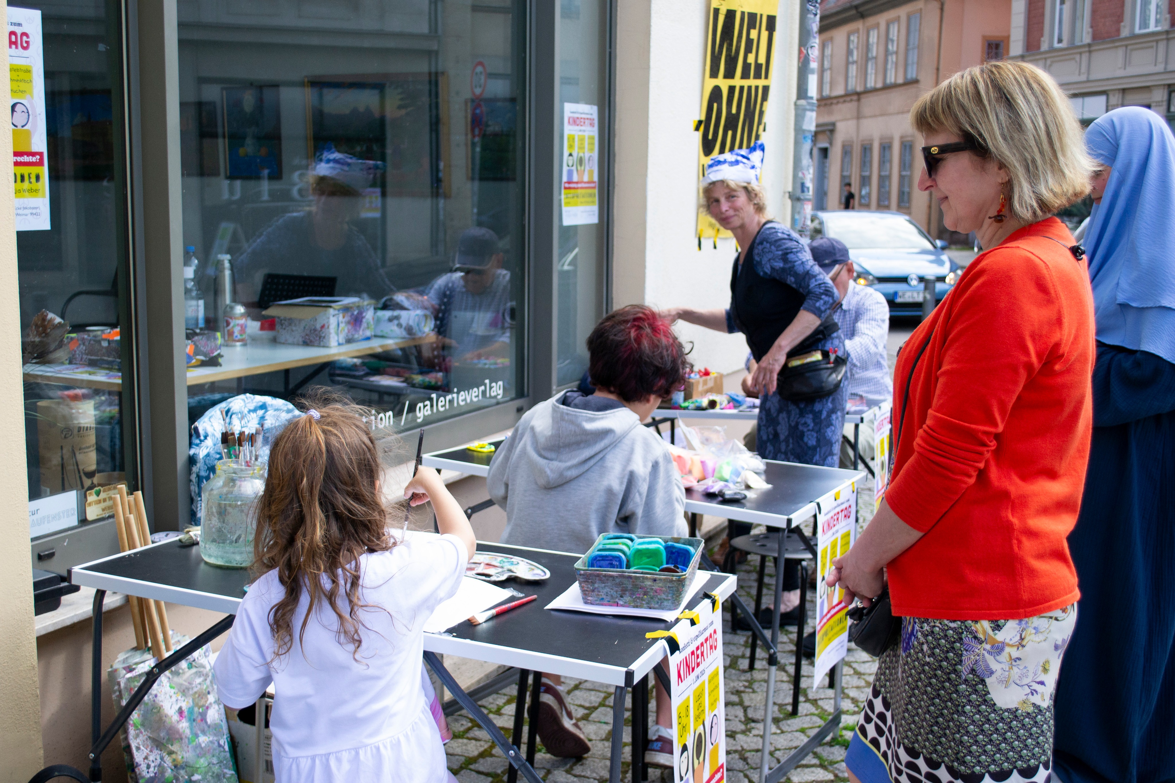 🎉 Konfetti, kreative Ideen und viele gute Gespräche – so haben wir gemeinsam den Kindertag gefeiert.
Danke an @weltohnewaffen, @wumskunst, @valerie_eoz und alle kleinen und großen Besucher, die bei „Konfetti & Expelliarmus“ dabei waren, gebastelt, diskutiert und ihre Gedanken zu Kinderrechten und einer friedlichen Zukunft mit uns geteilt. 💛
Hier ein paar Eindrücke von einem besonderen Nachmittag im kulturSCHAUFENSTER.