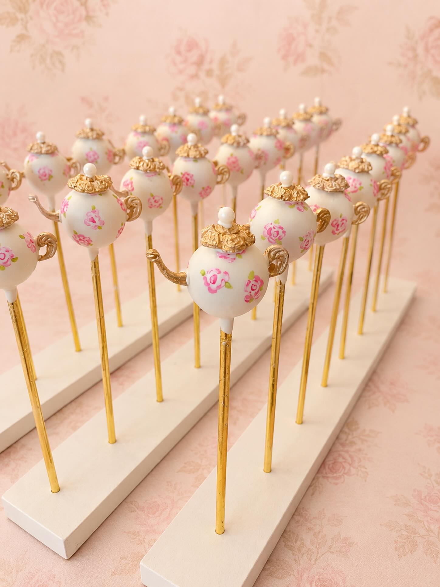 #cakepops #teapot #teapotcakepops #murielscakesandcookies #handpaintedcakepop