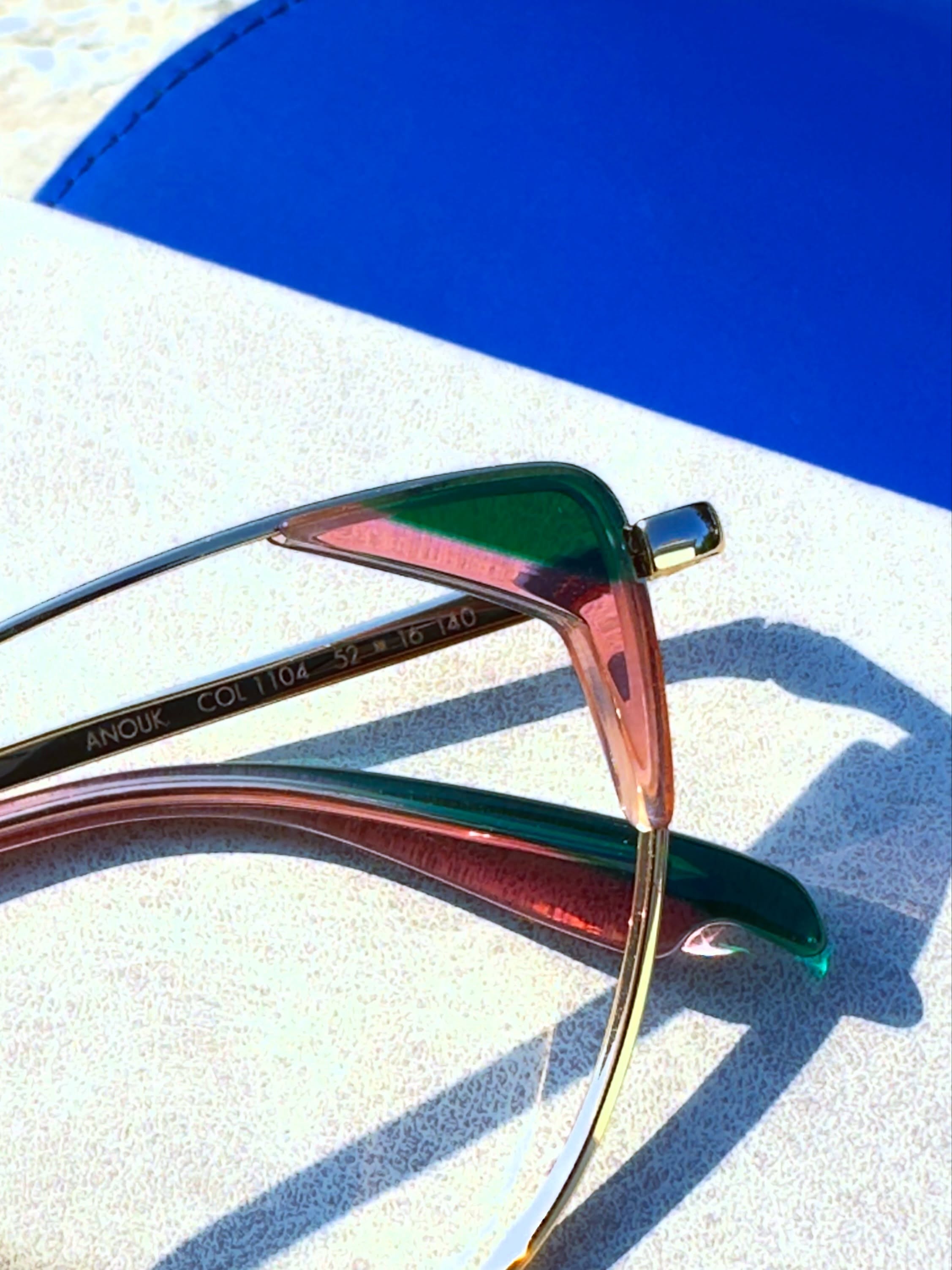 Os detalhes certos transformam tudo.
Uma lateral de lente com cores marcantes traz mais personalidade ao visual, destaca o olhar e cria aquele toque especial que torna cada óculos único.
Porque quando o estilo combina com você, a beleza aparece nos mínimos detalhes.
#Óculos #ÓculosDeGrau #Eyewear #Estilo #Personalidade